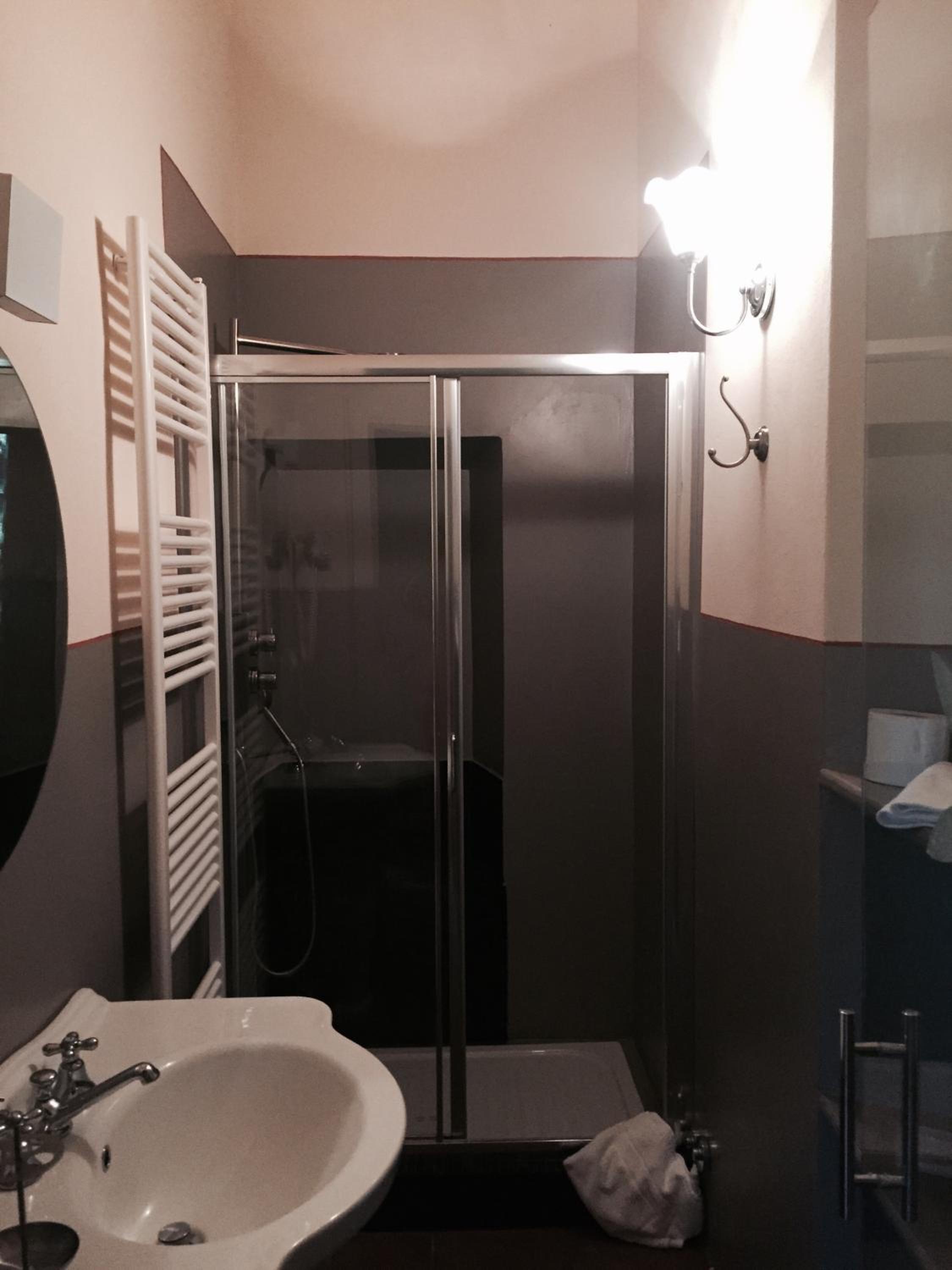 Twin Room - Photo 3