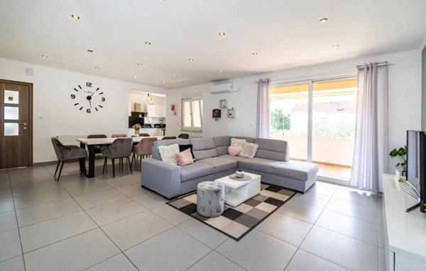 Villa photo 2