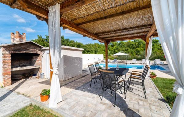 Villa photo 3