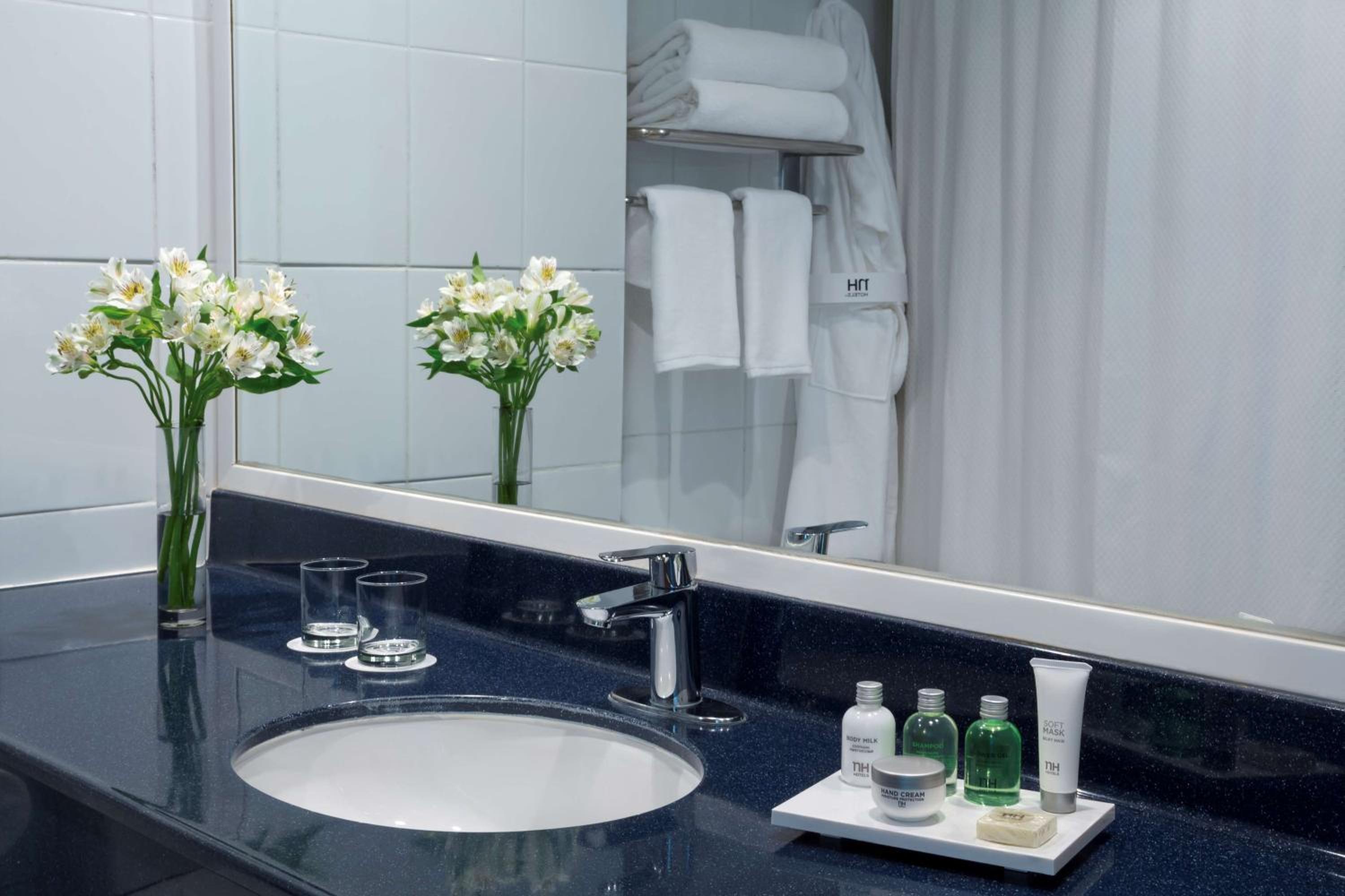 Standard Double or Twin Room with View - Photo 6