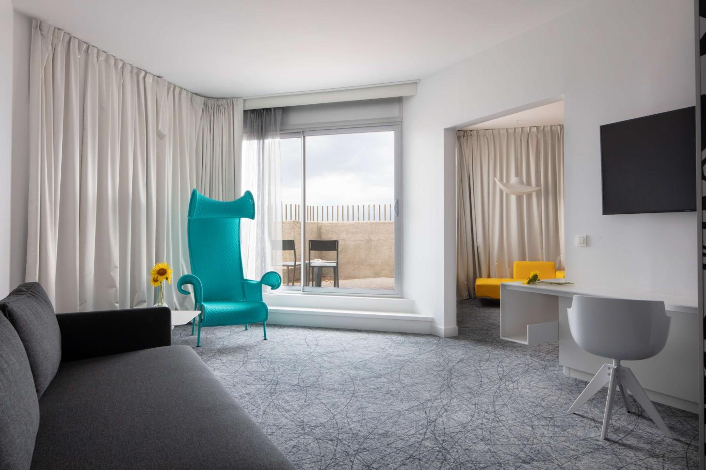 nhow Family Room (3 Adults) - Photo 2