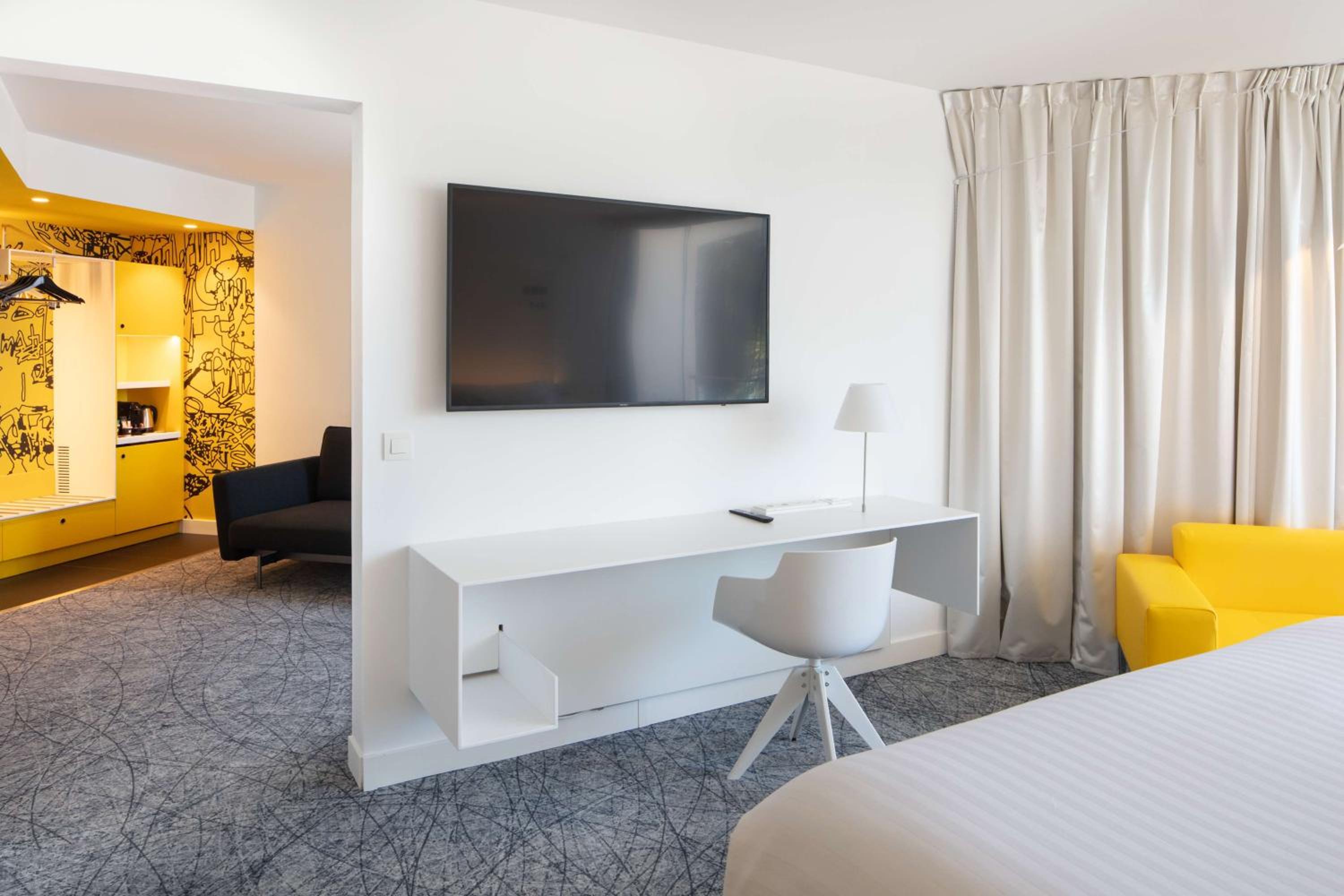 Nhow Sea View Suite (2 Adults + 2 Children) - Photo 7