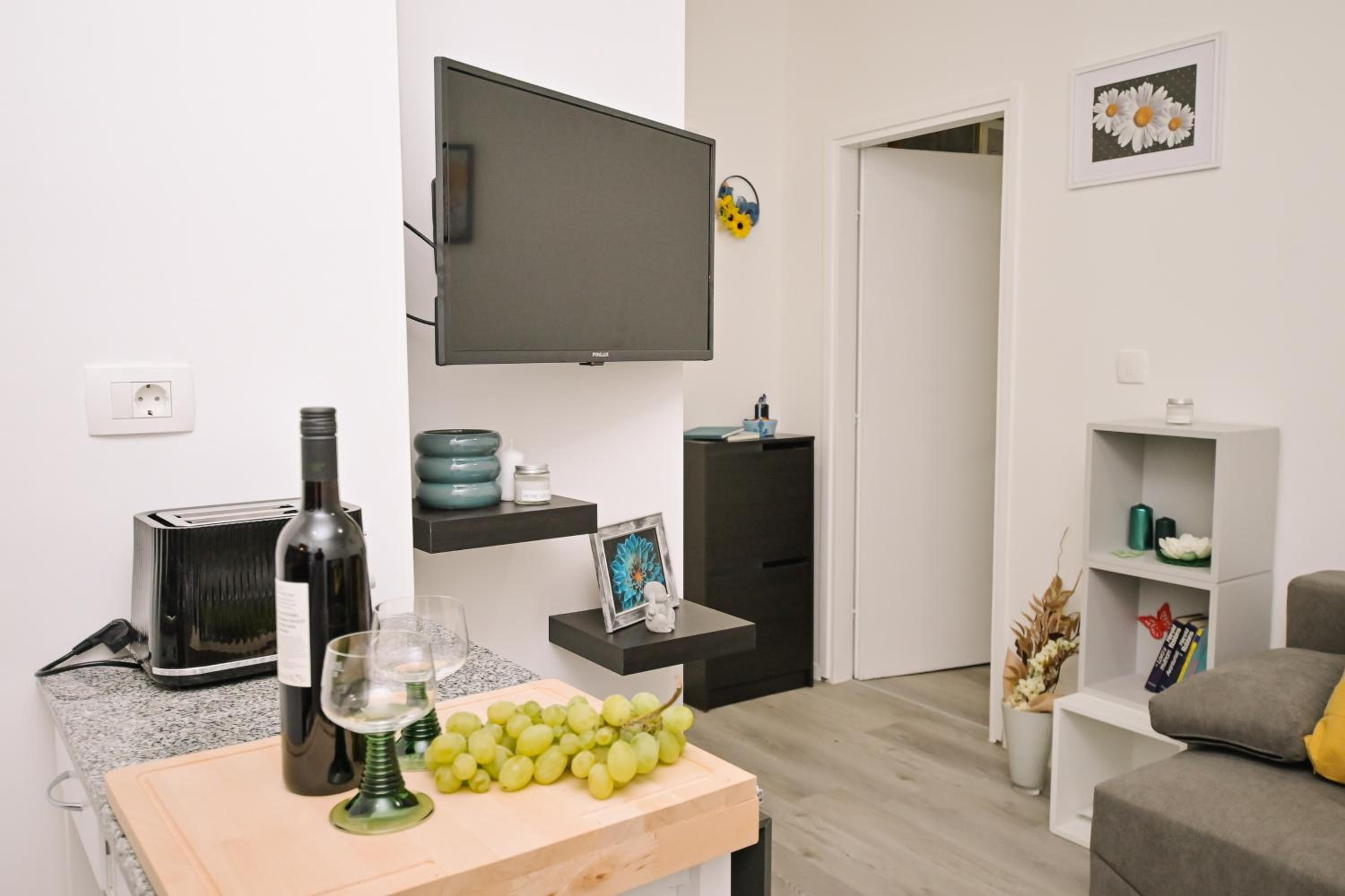 One-Bedroom Apartment photo 3
