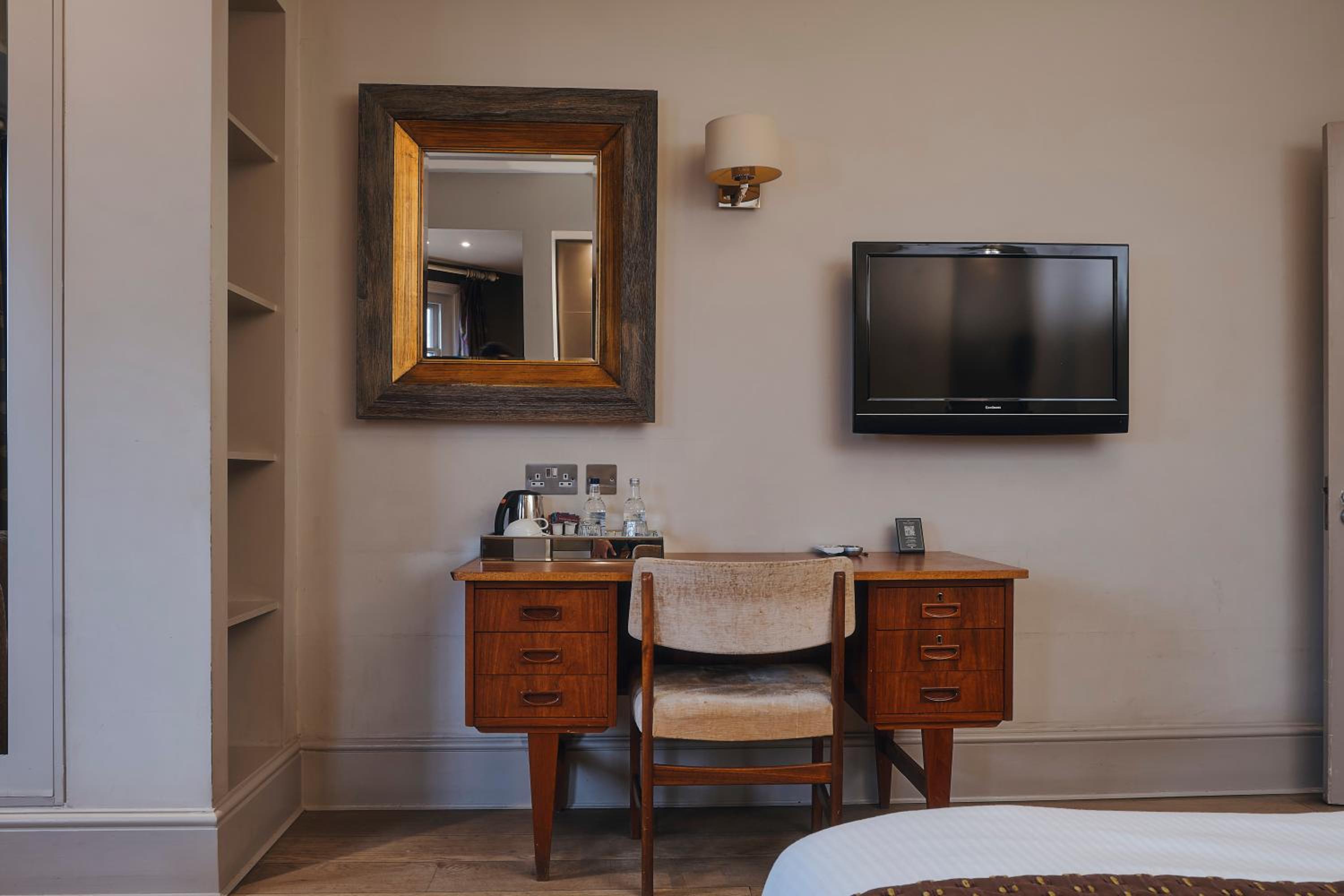 Deluxe Double Room with Bath photo 3