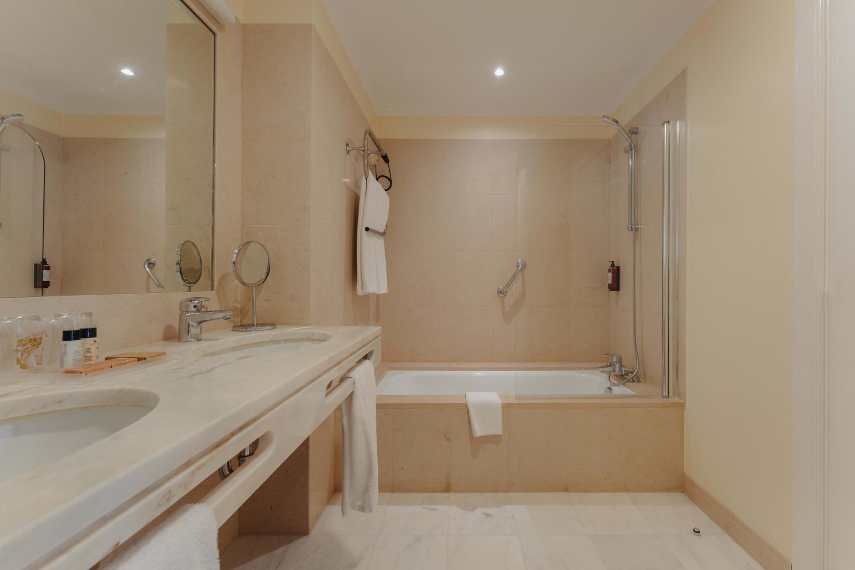 Deluxe Double or Twin Room with Balcony and Garden View - Photo 5