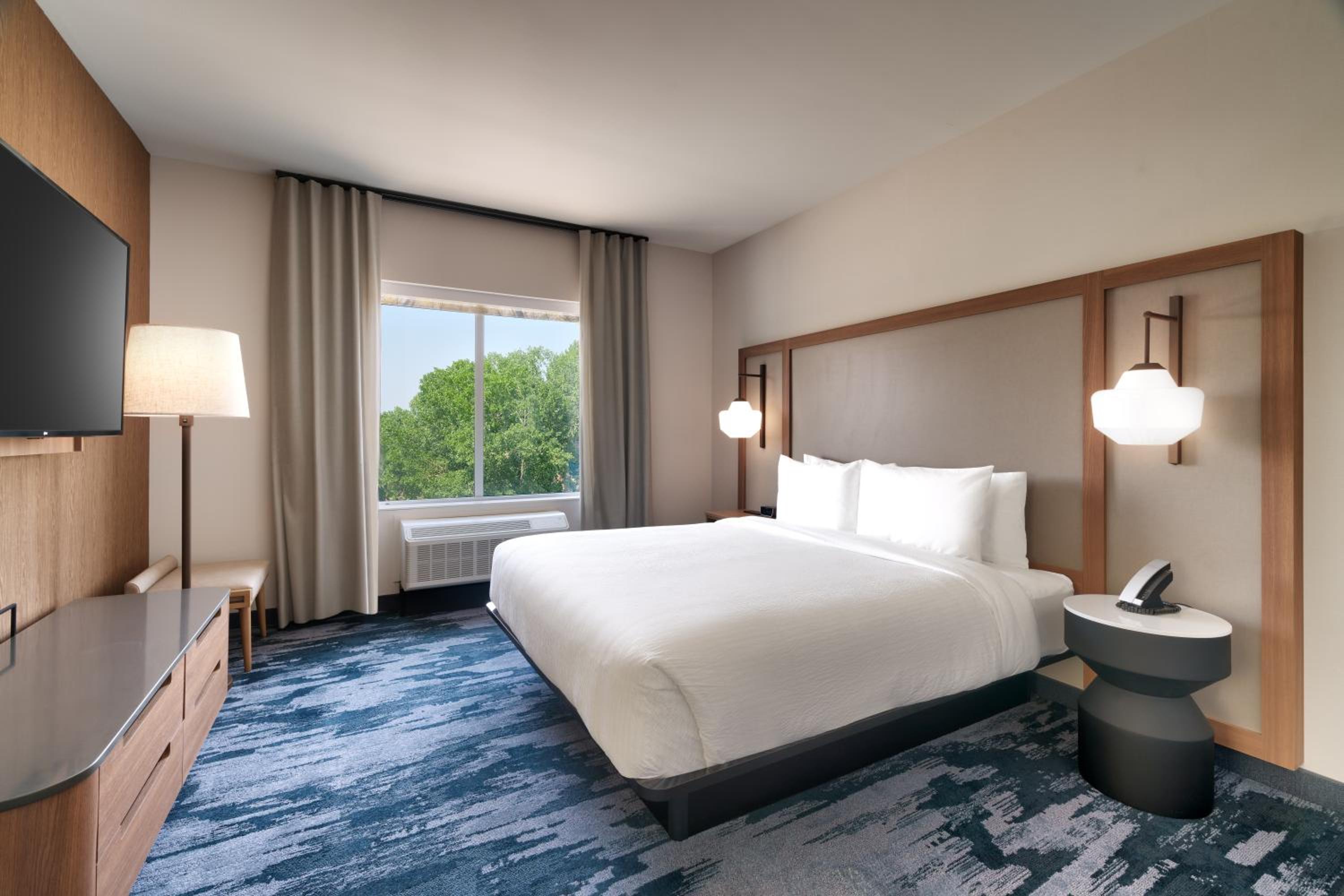 One-Bedroom Executive King Suite with Sofa Bed - Photo 1