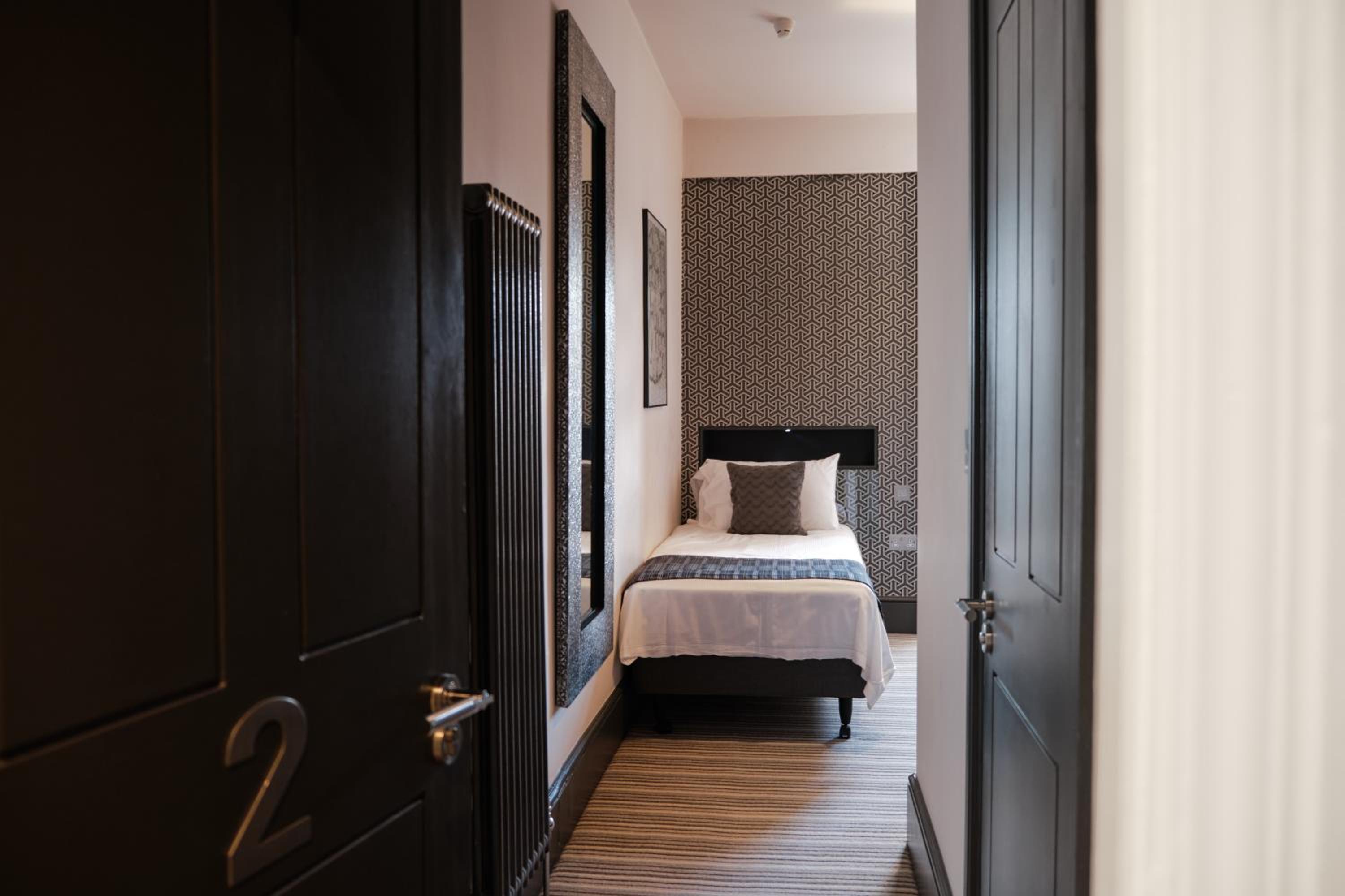 Single Room with Bathroom photo 2