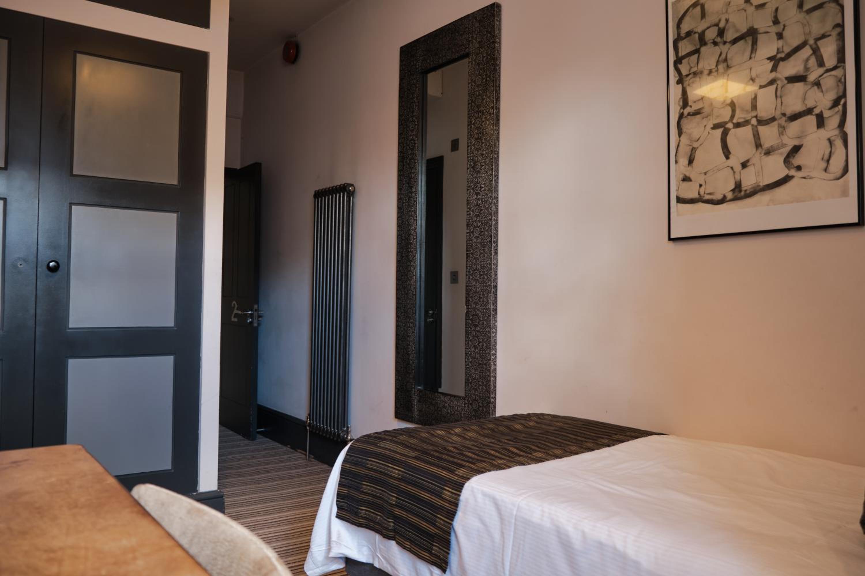 Single Room with Bathroom photo 1