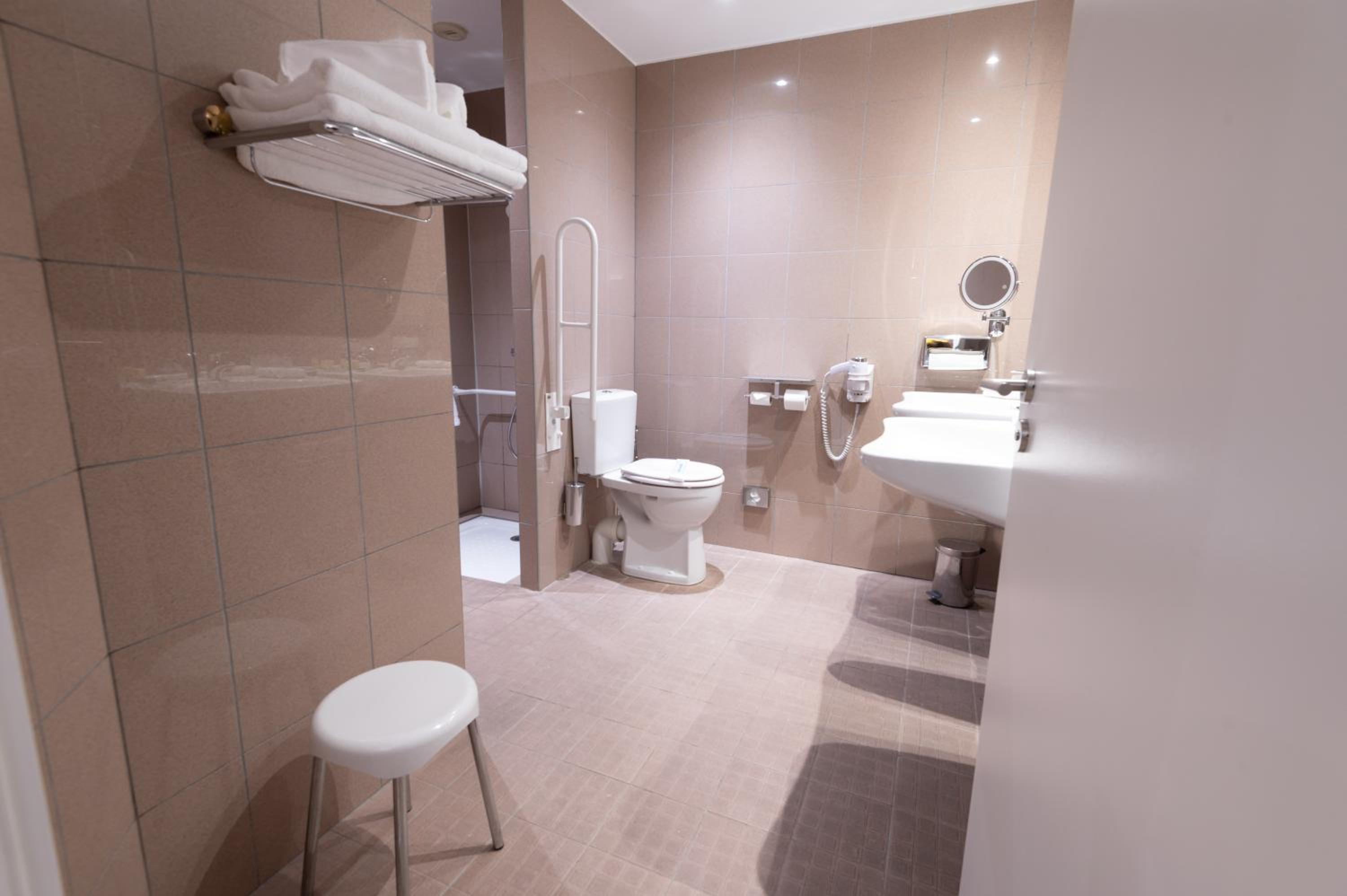 Superior Room - Disability Access - Photo 3