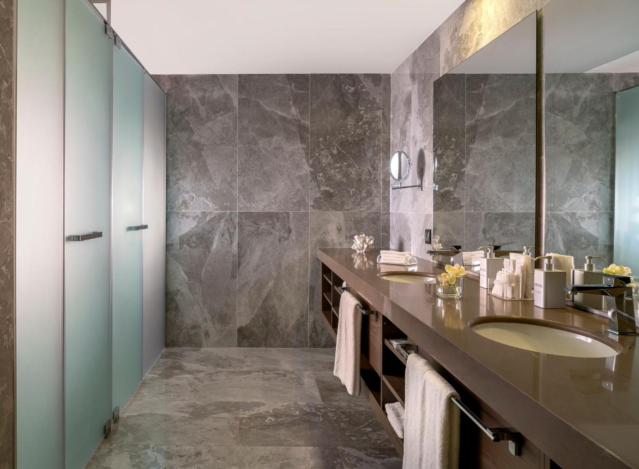 Indoor Grand Pool Suite, 1 Bedroom Suite, 1 King, Sea view