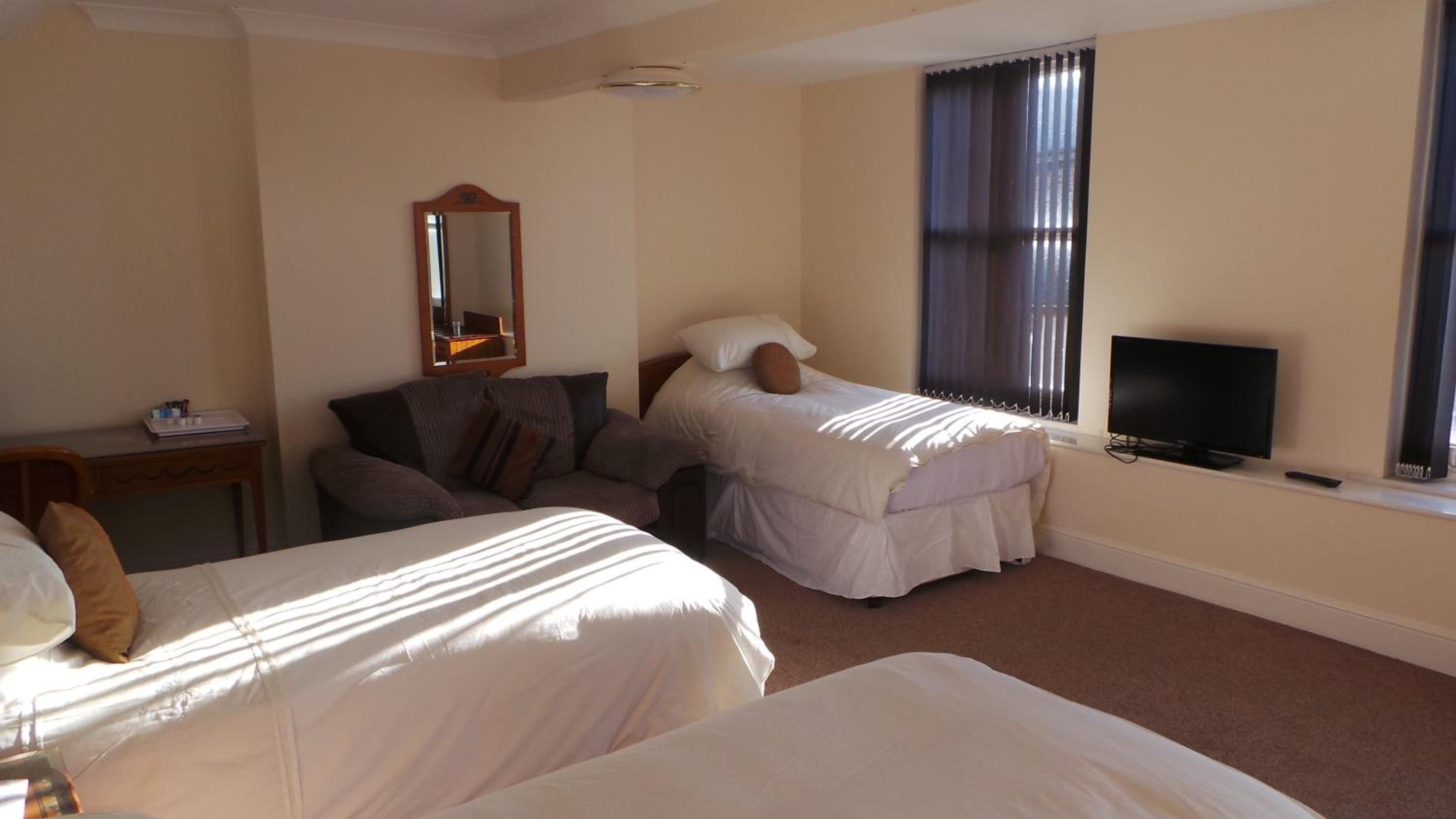 Comfort Triple Room with Shower - Photo 2