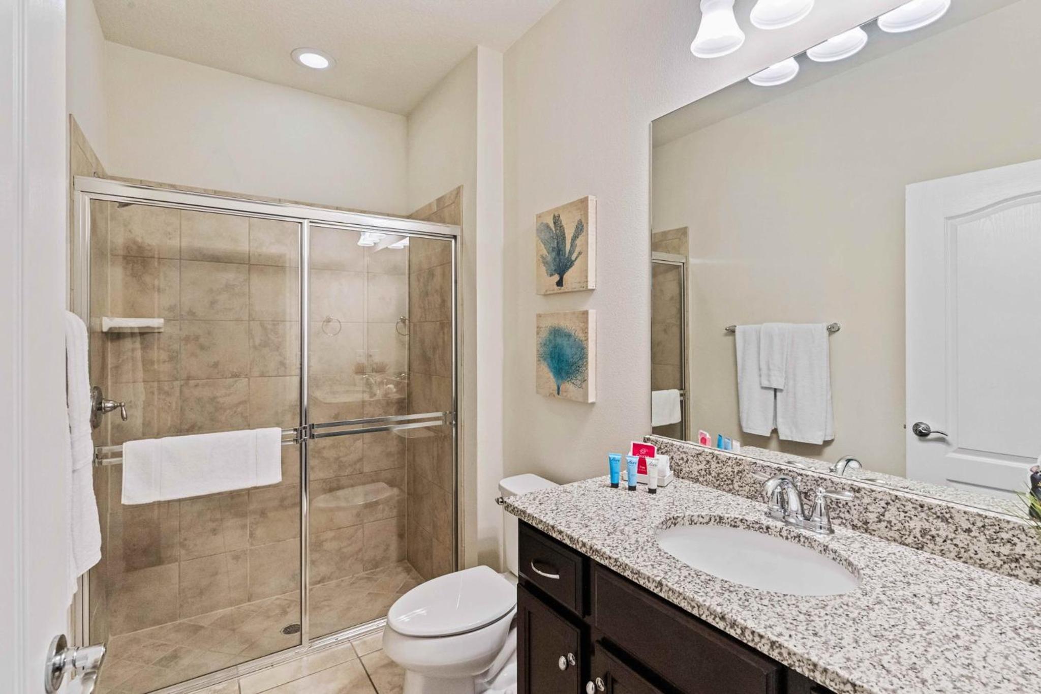Five-Bedroom House - Photo 25