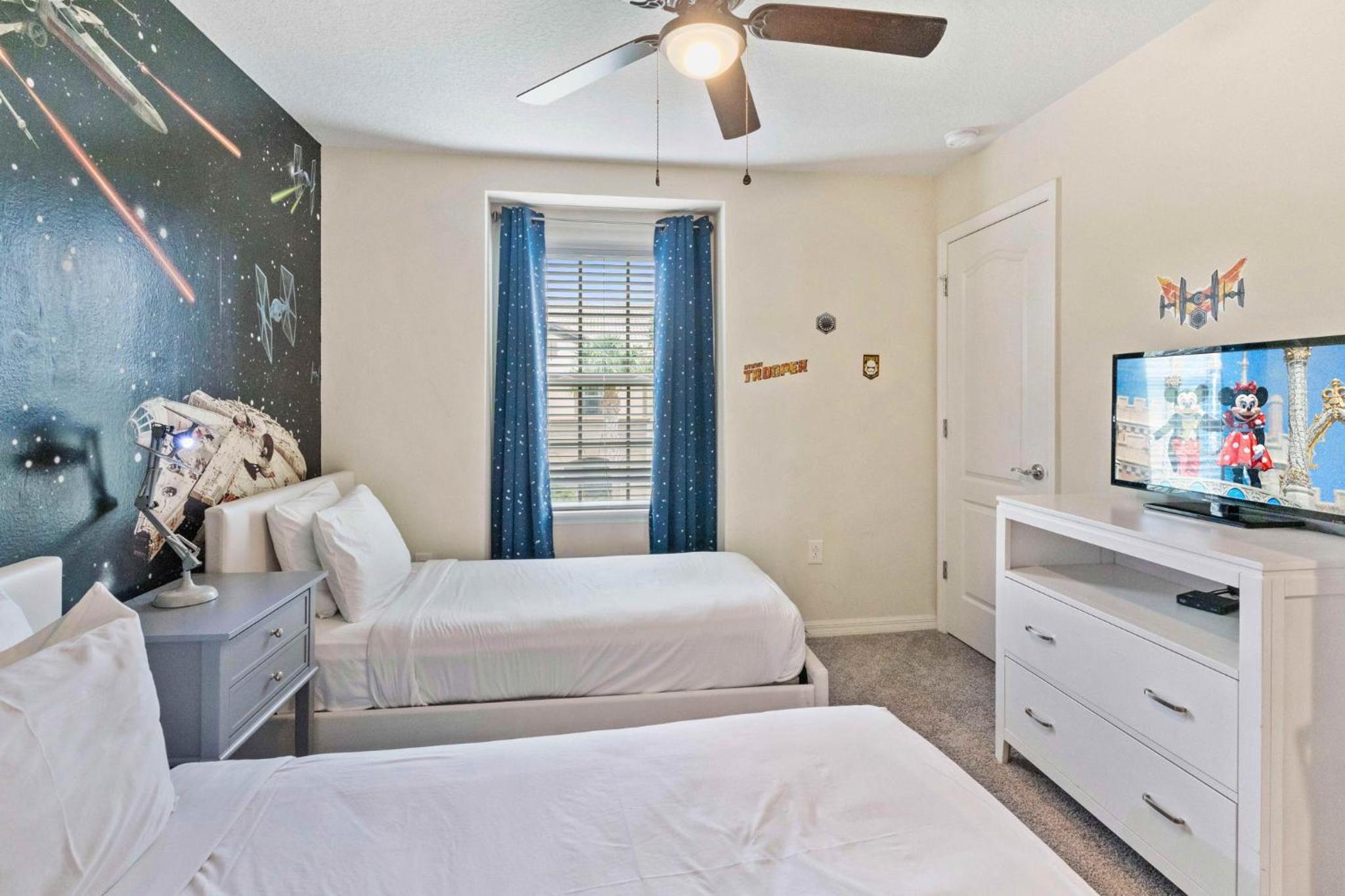 Five-Bedroom House - Photo 40