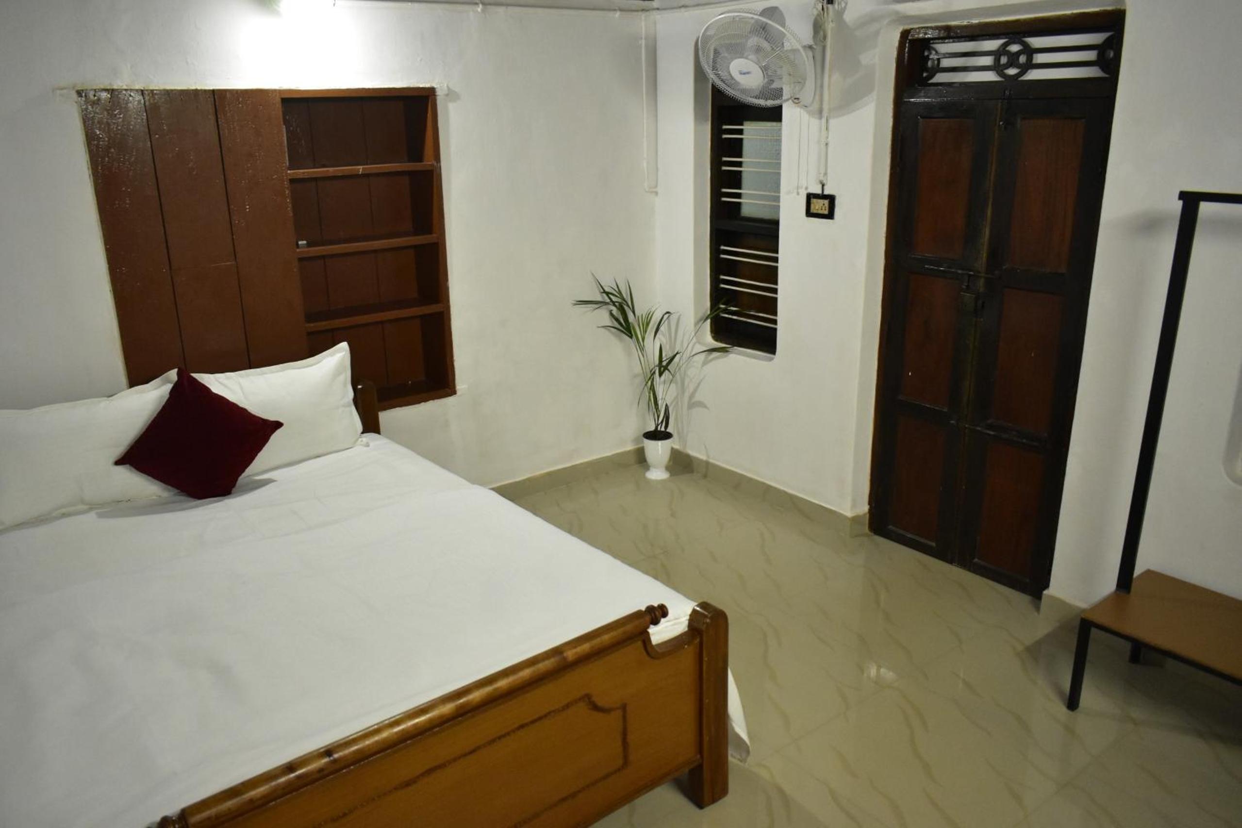 Deluxe Double Room (2 Adults + 1 Child) photo 3