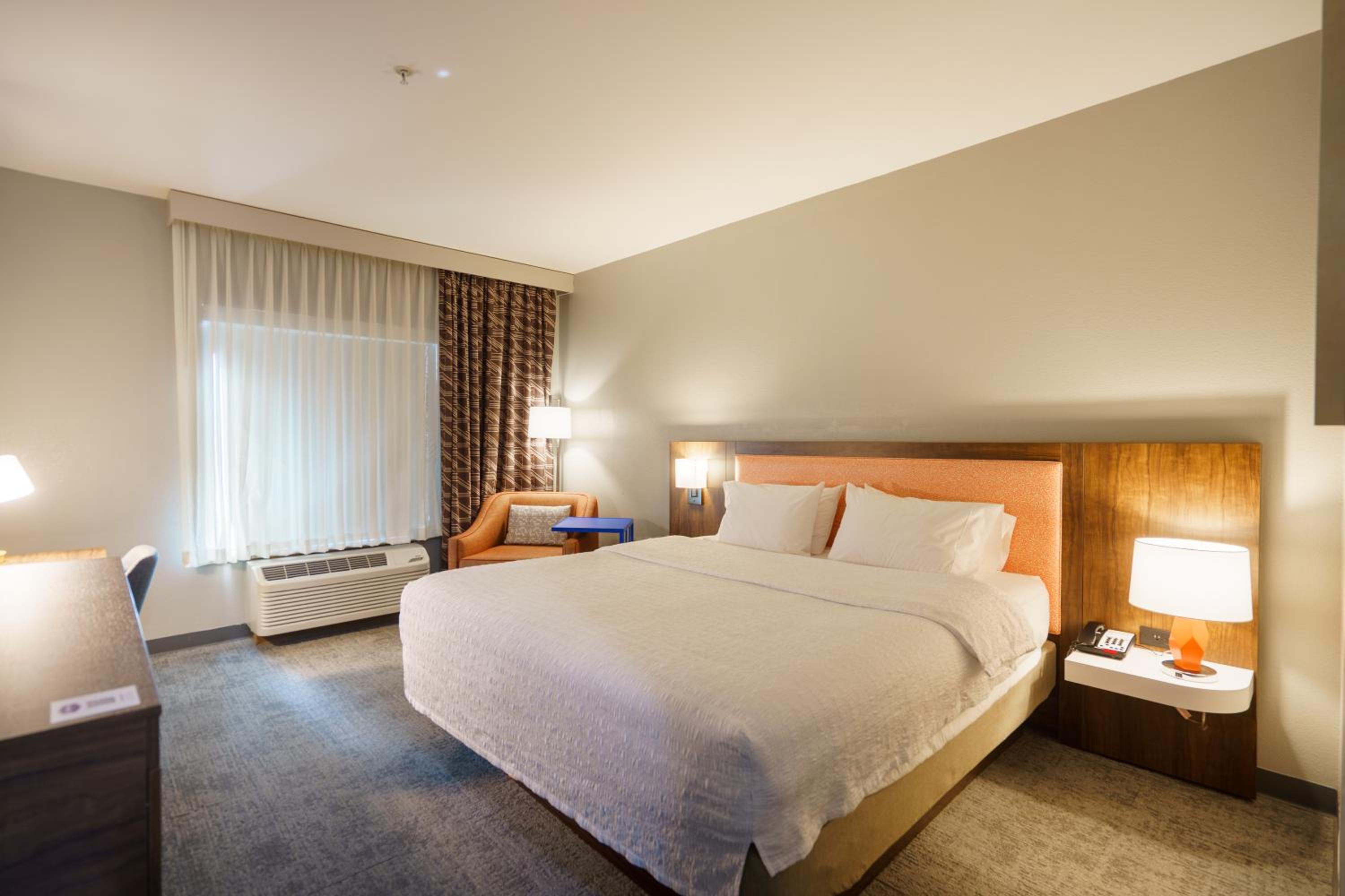 King Room with King Bed - Non-Smoking - Photo 9