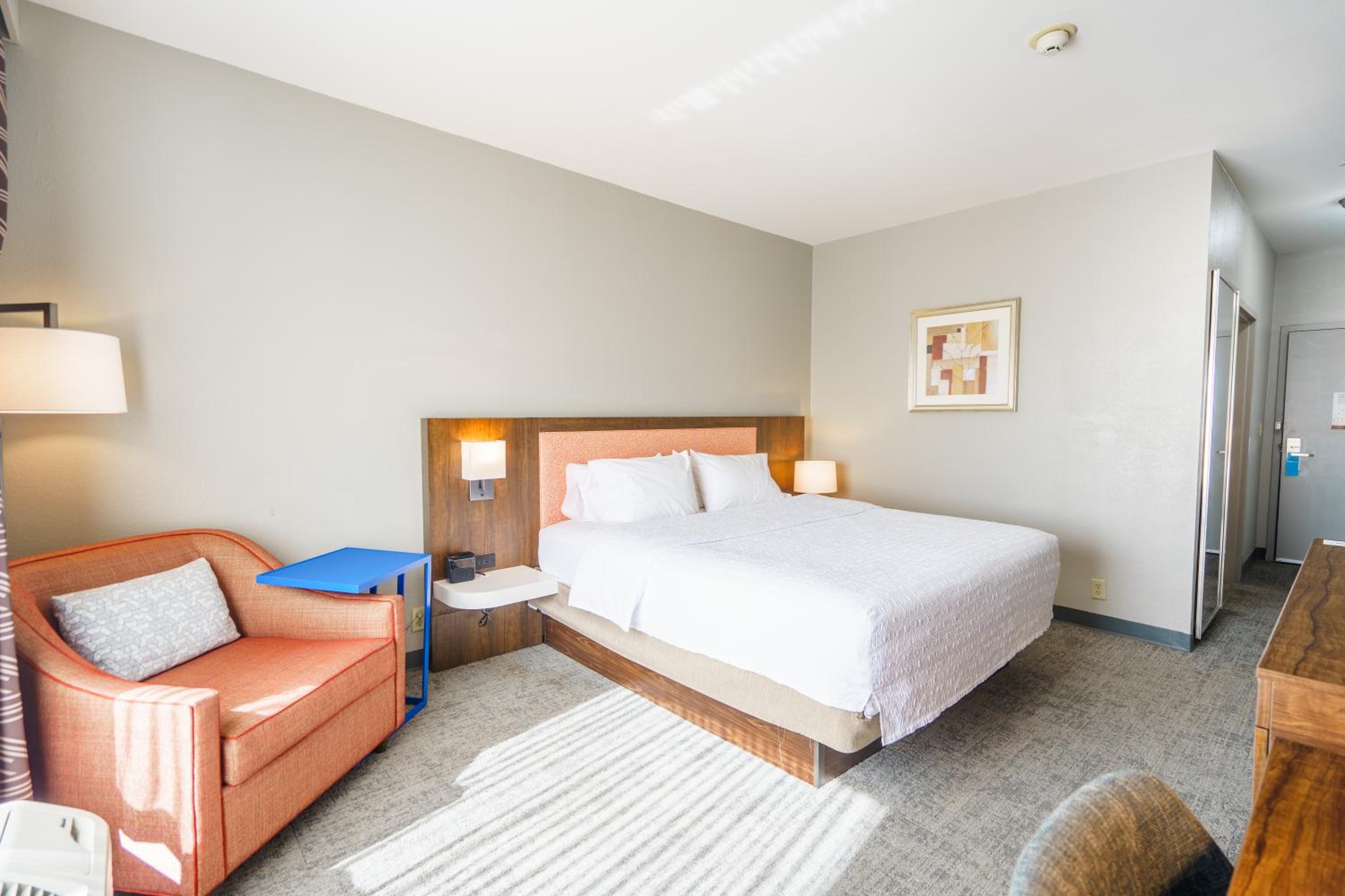 King Room with King Bed - Non-Smoking - Photo 11