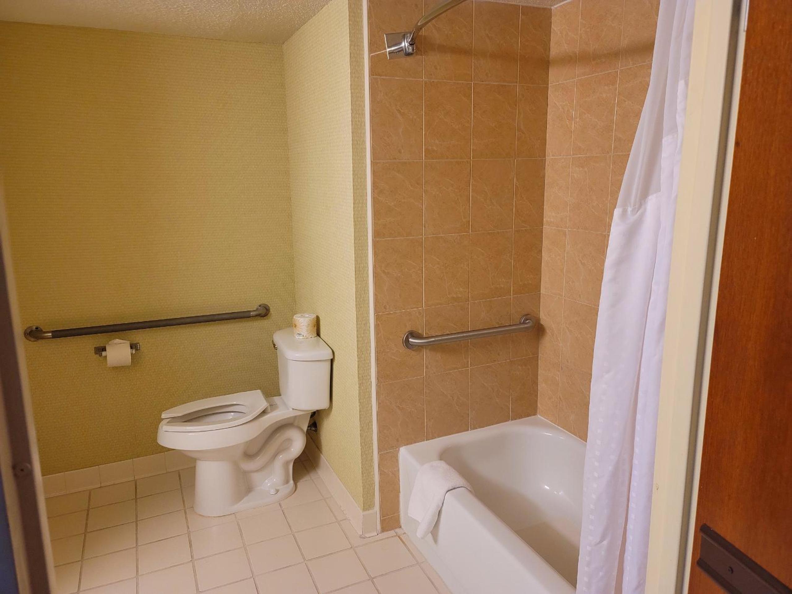 Double Room With Two Double Beds - Disability Access With Bathtub/Non-Smoking - Photo 2