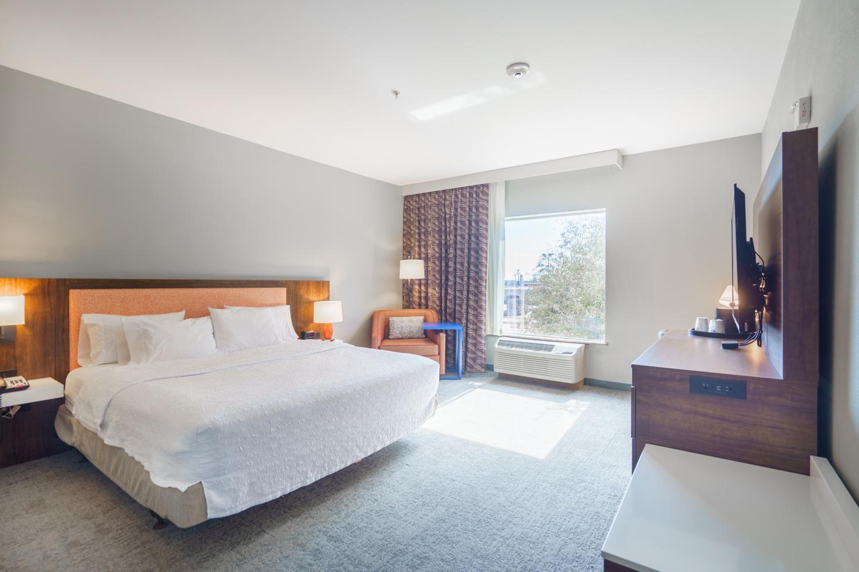 King Room with King Bed - Non-Smoking - Photo 3