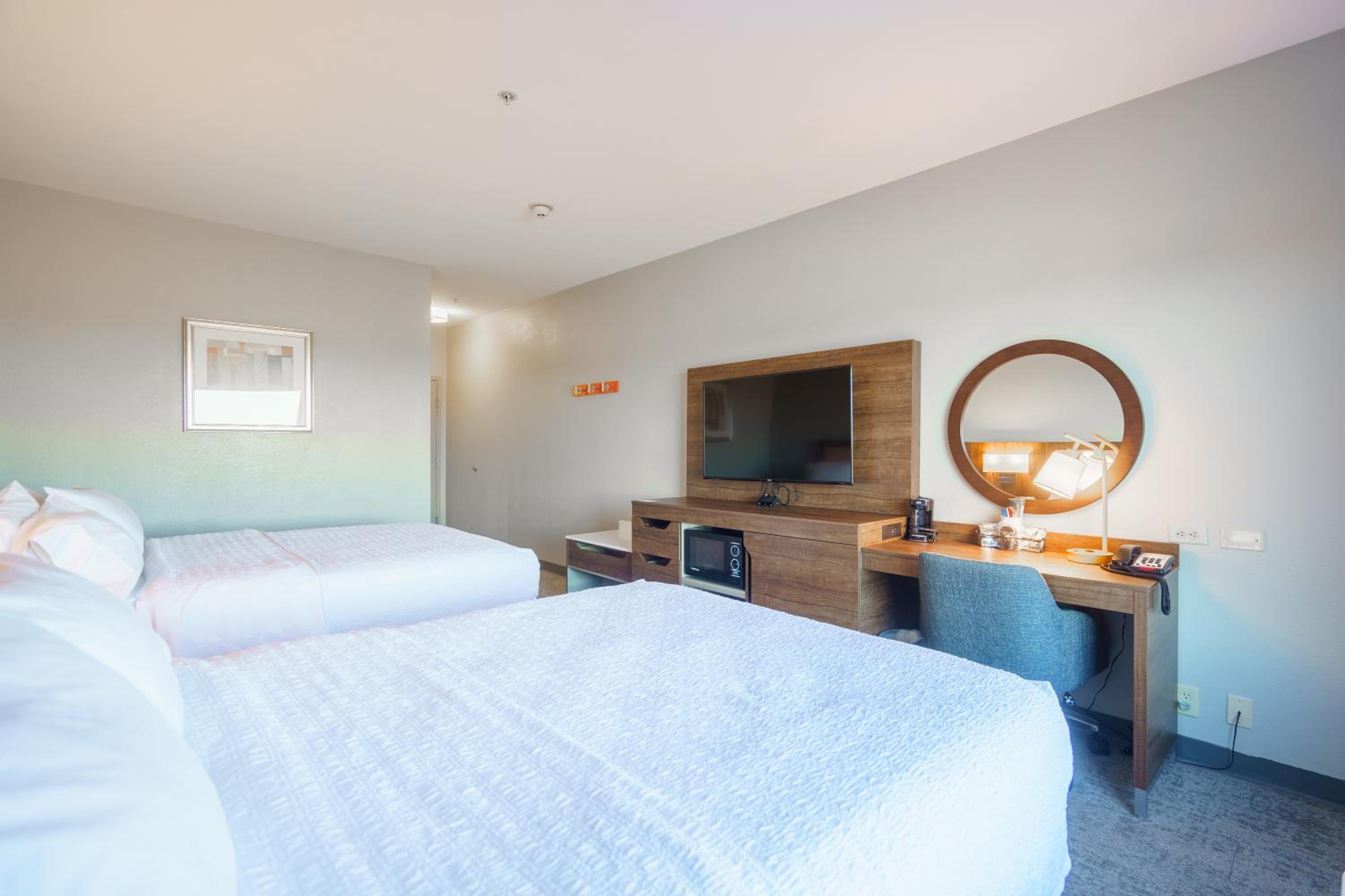 Room with Two Queen Beds - Non-Smoking - Photo 7