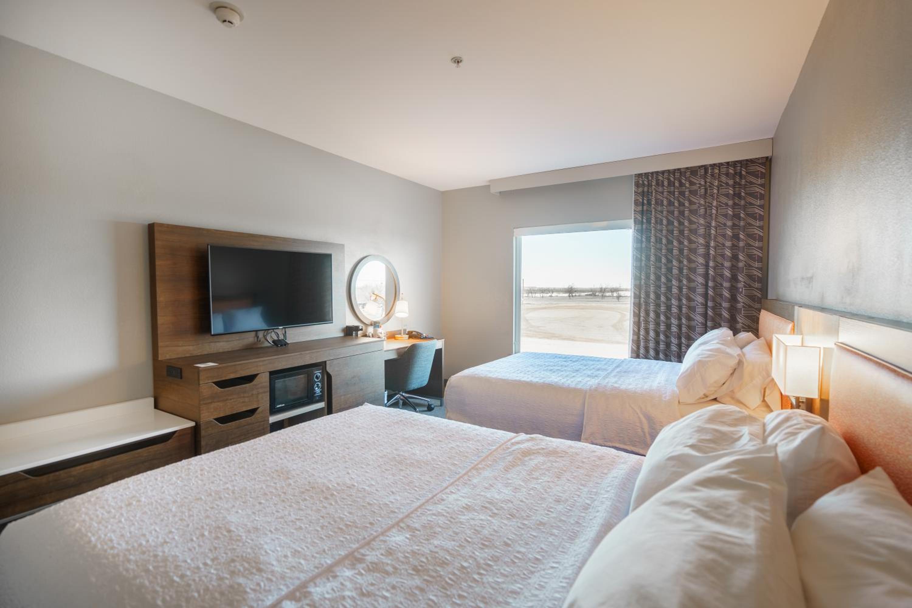 Room with Two Queen Beds - Non-Smoking - Photo 10
