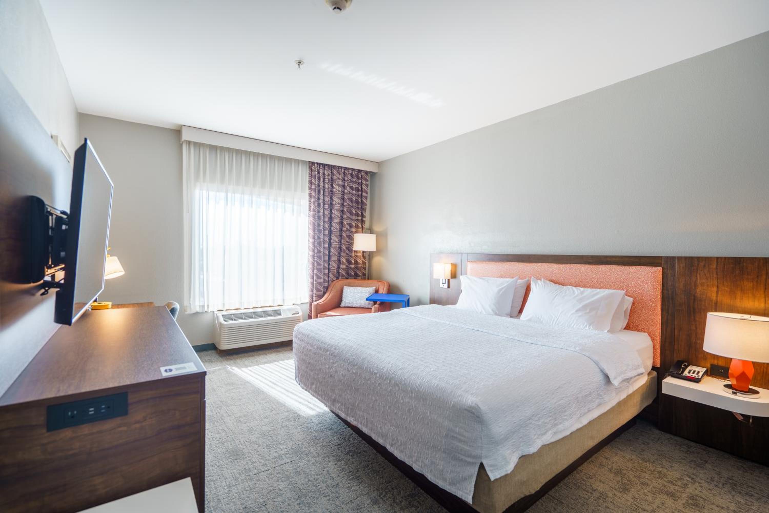 King Room with King Bed - Non-Smoking - Photo 4