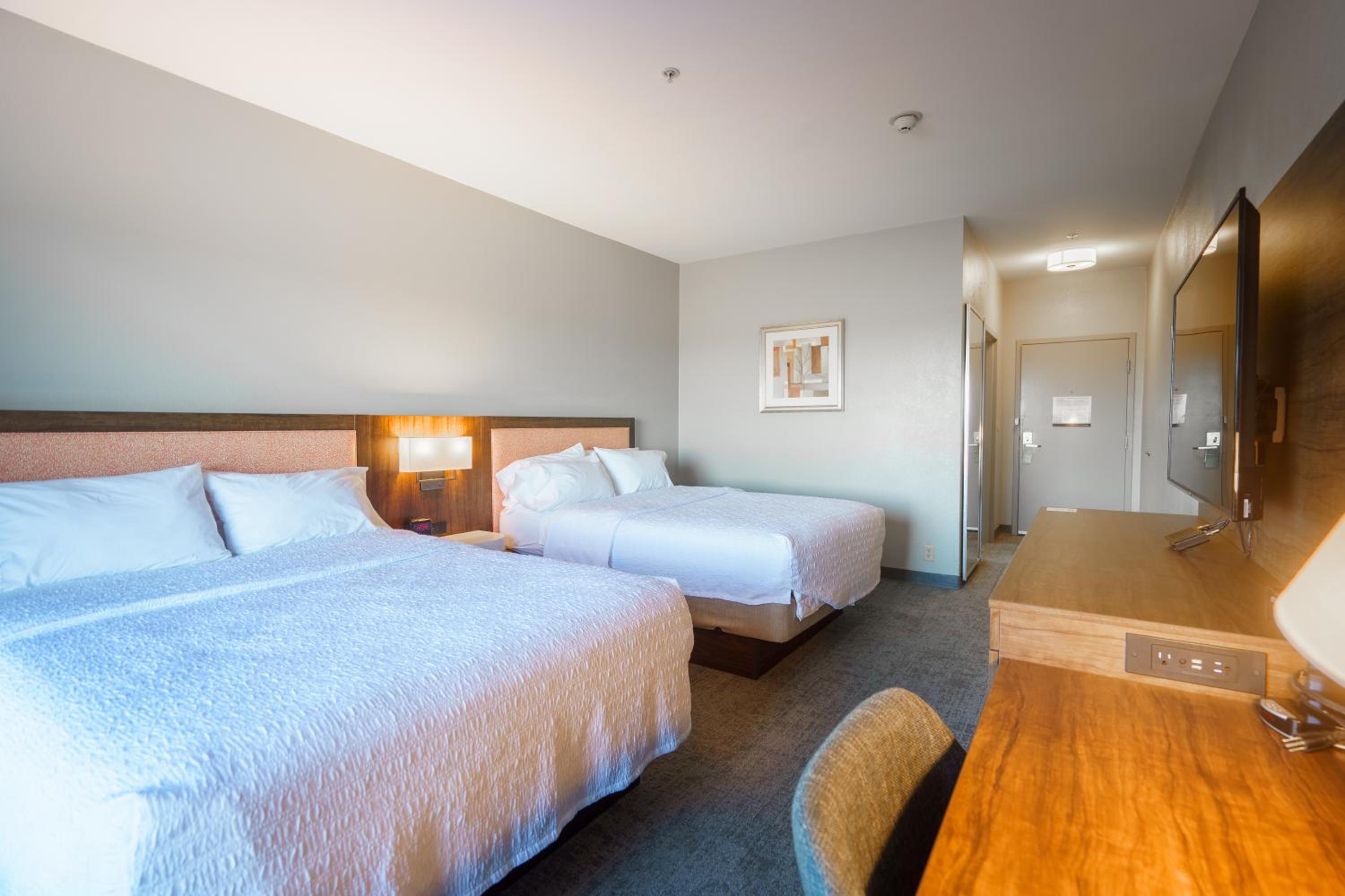 Room with Two Queen Beds - Non-Smoking - Photo 9
