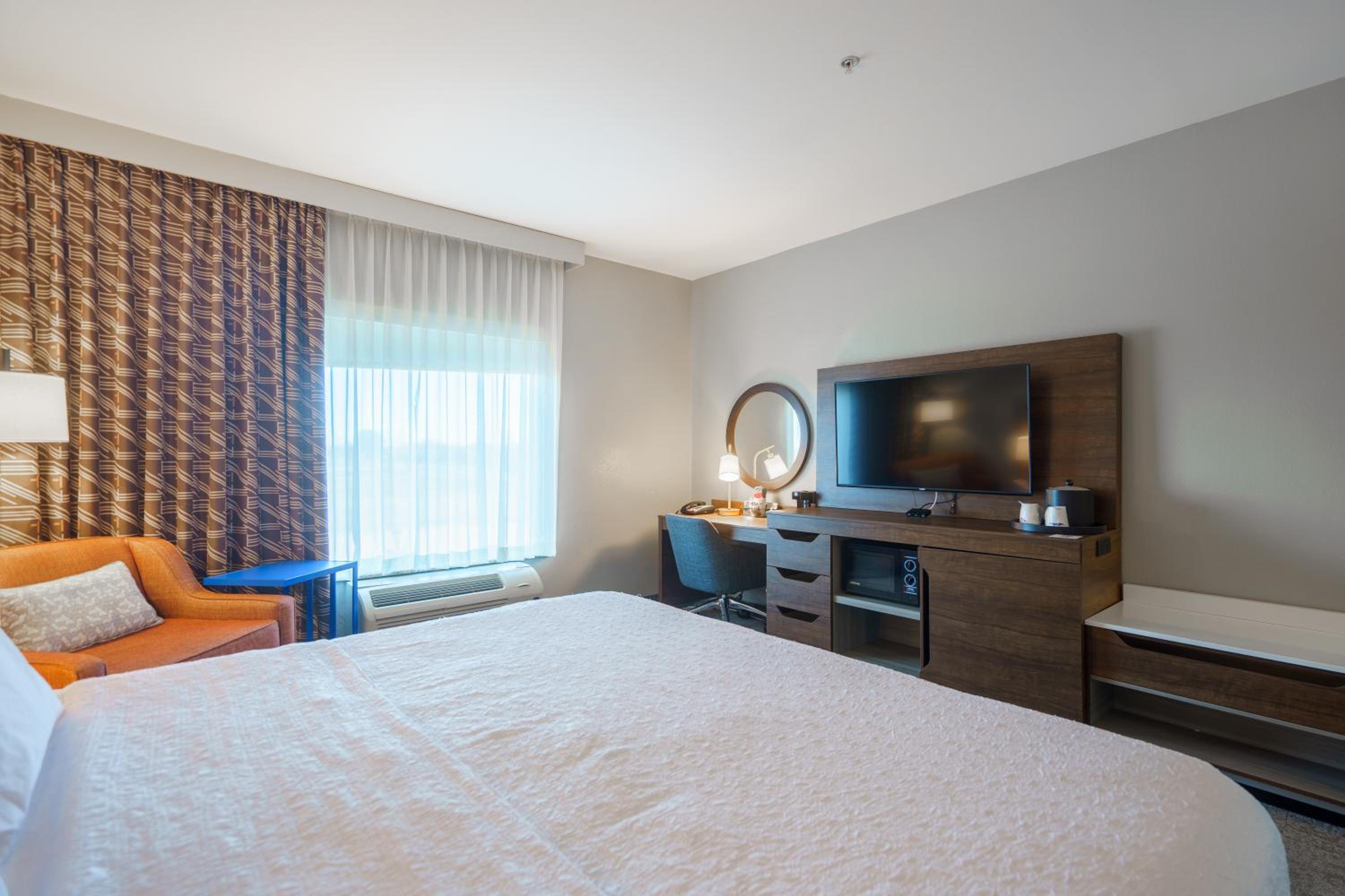 King Room with King Bed - Non-Smoking - Photo 8