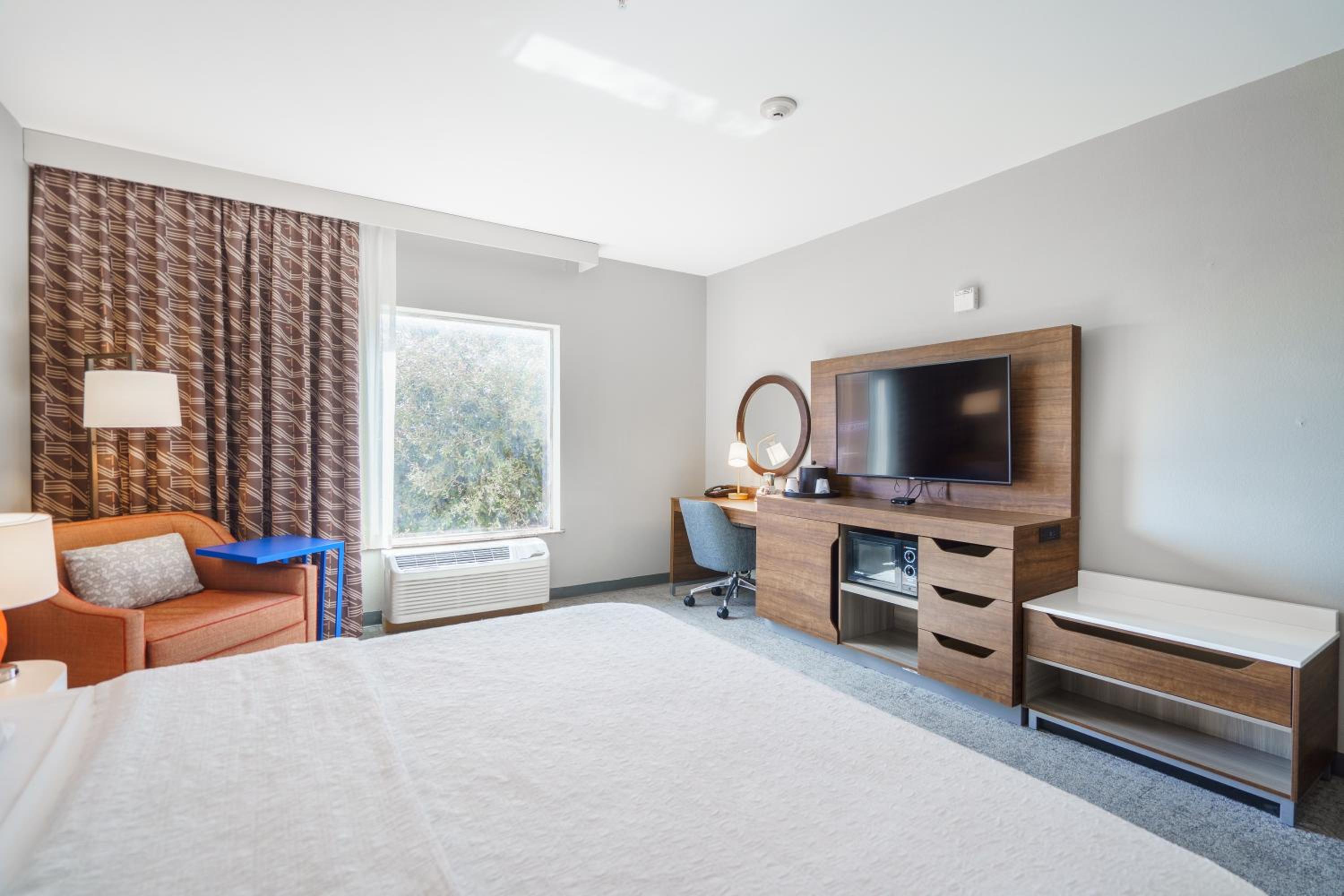 King Room - Non-Smoking - Photo 3