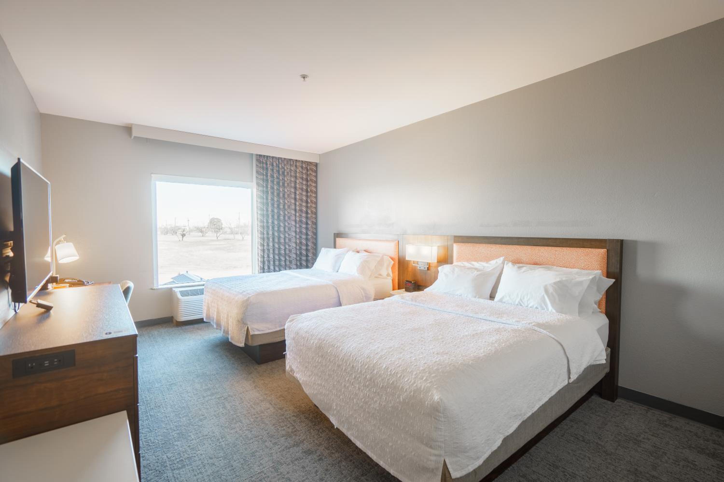 Room with Two Queen Beds - Non-Smoking - Photo 6