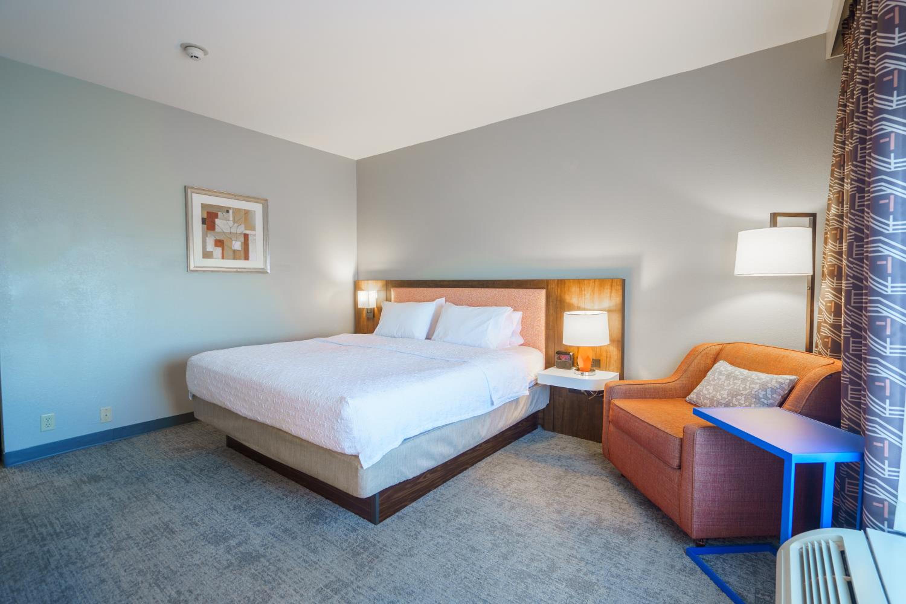 King Room - Non-Smoking - Photo 7