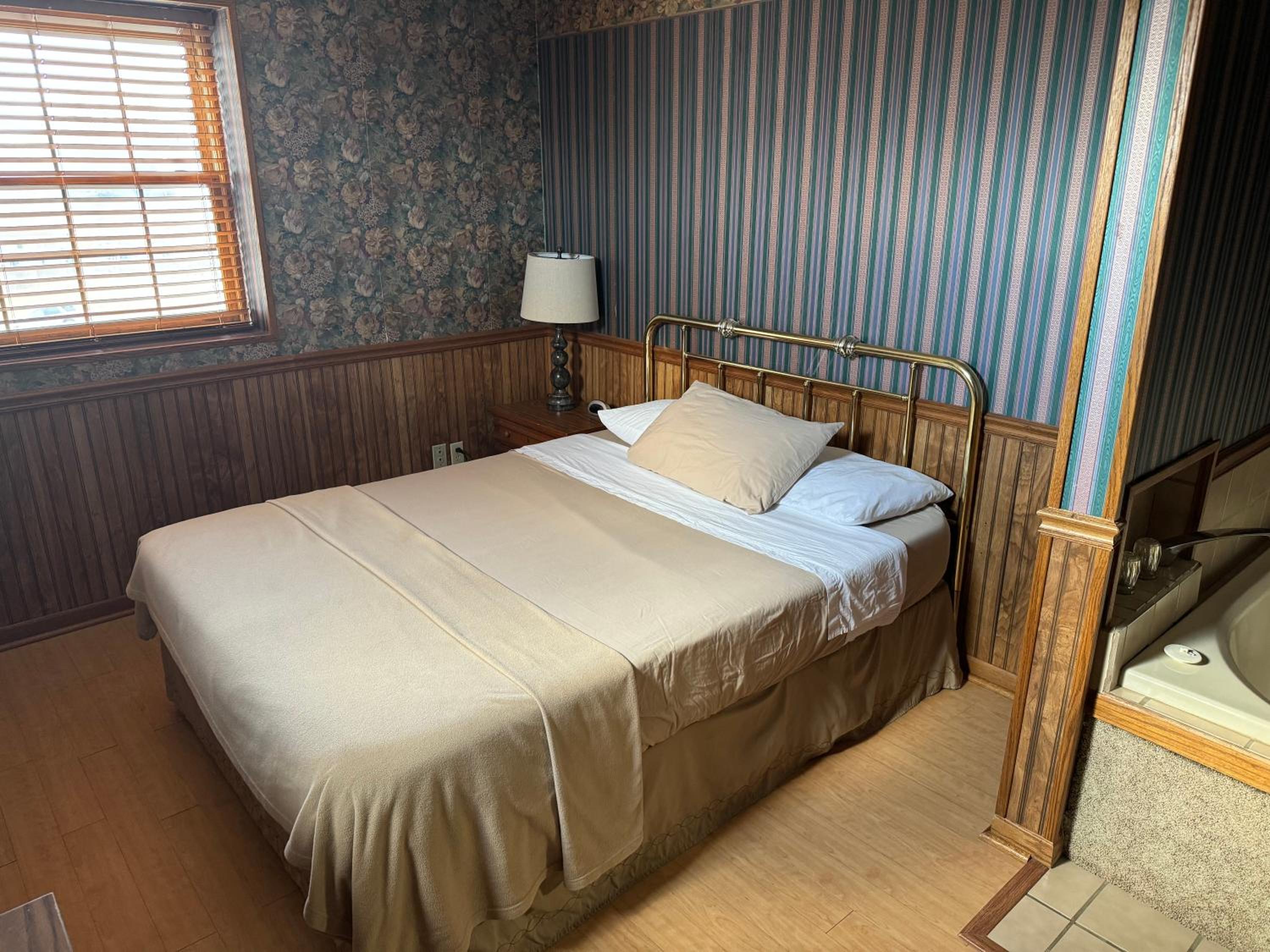 Deluxe Queen Room - Photo 1