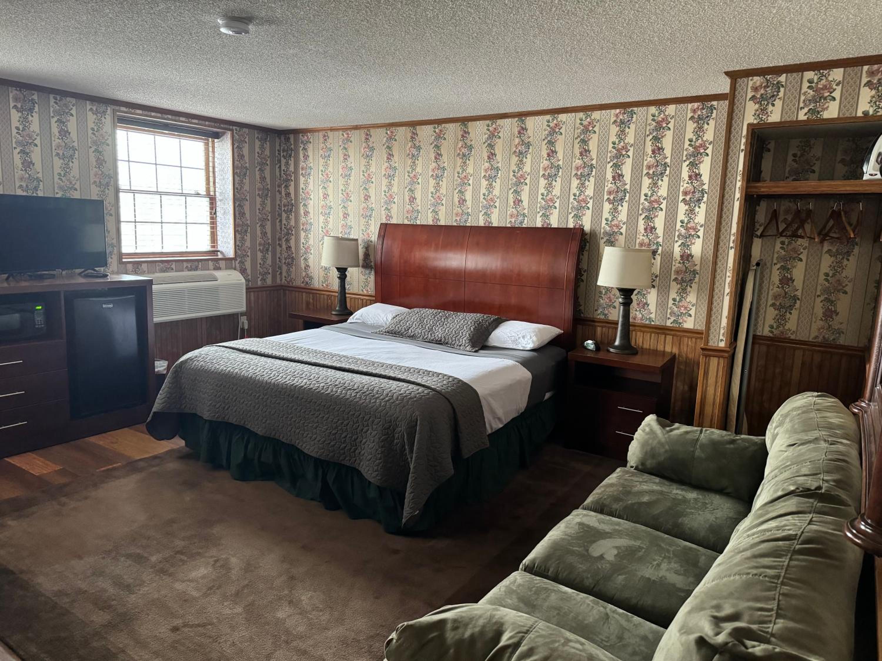 Deluxe King Room - Photo 1