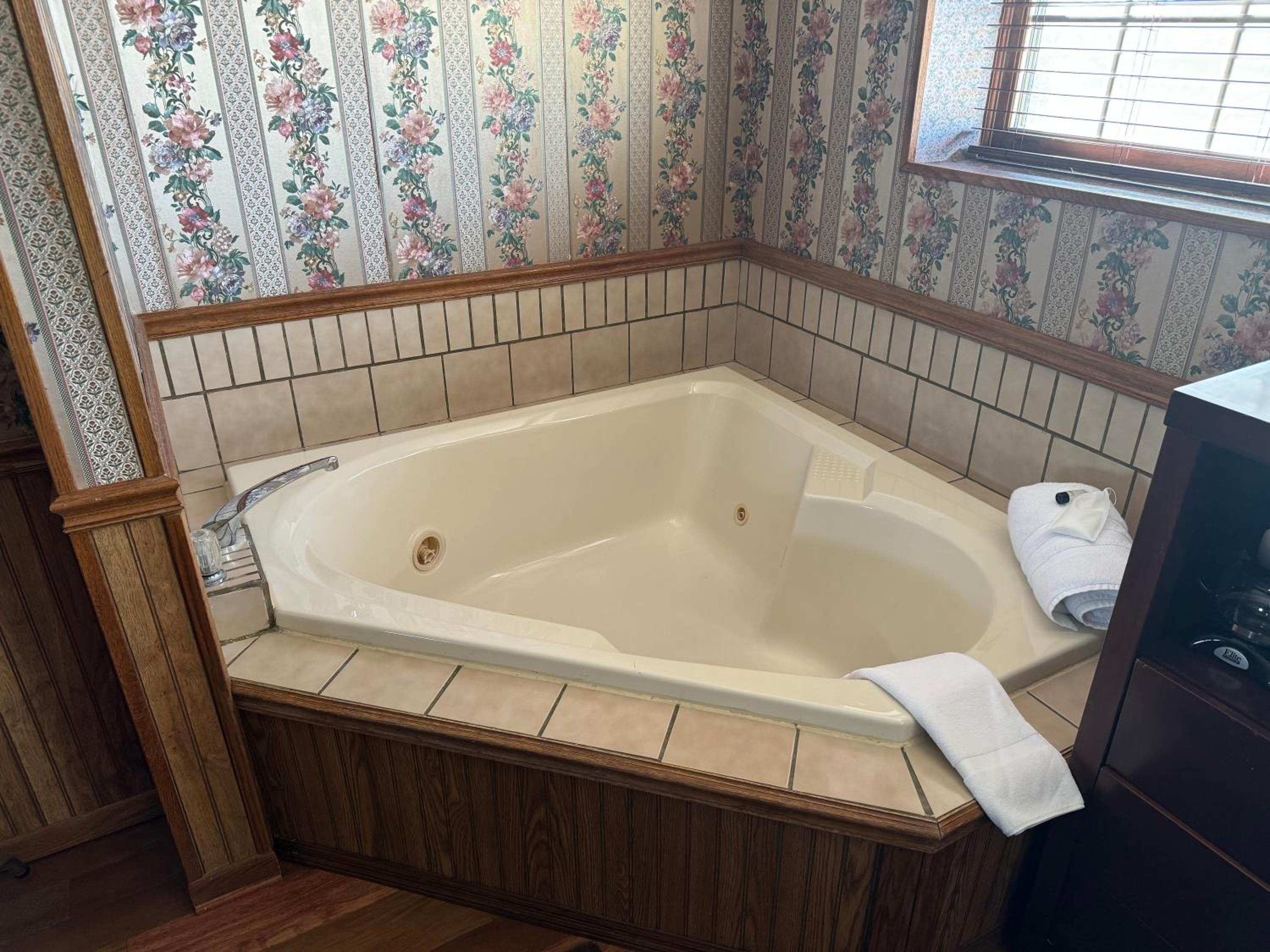 Deluxe King Room - Photo 3