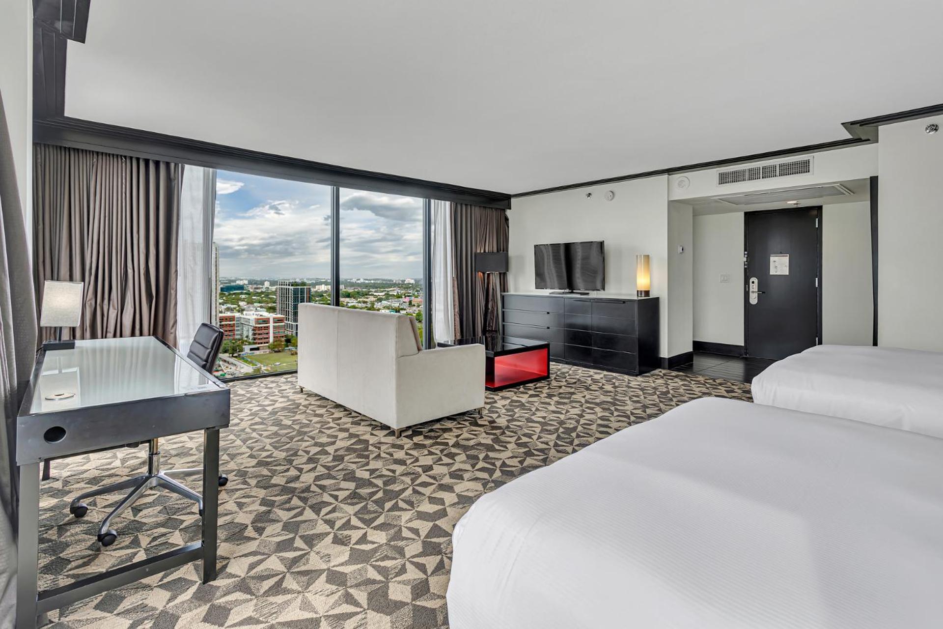 Junior Queen Suite with Bay View