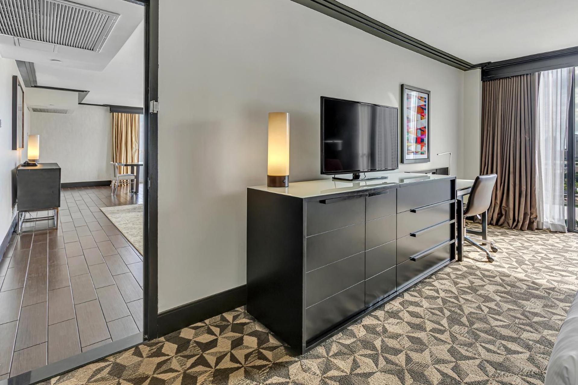 One-Bedroom King Suite with View thumbnail 6