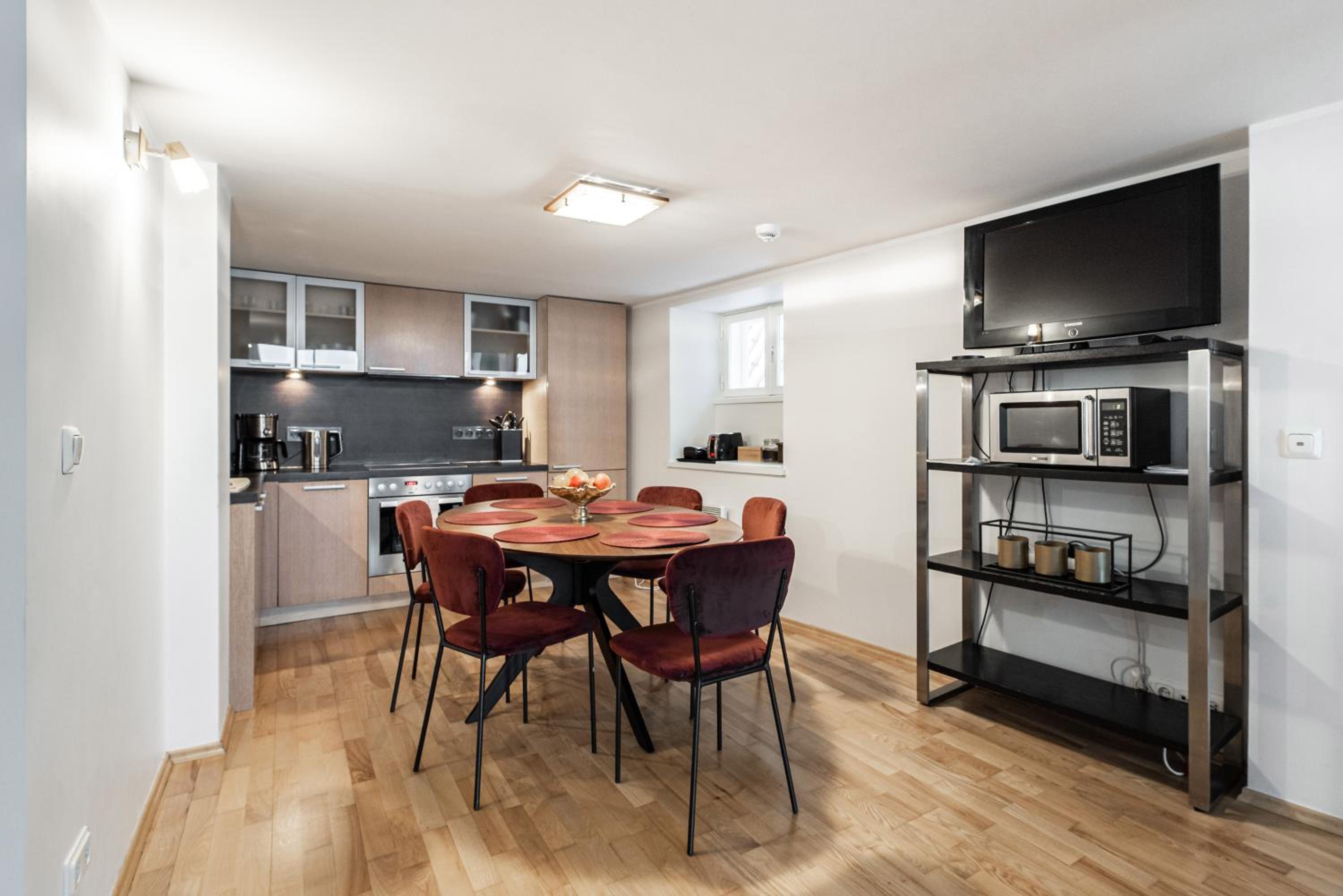 Apartment with Terrace - Photo 9