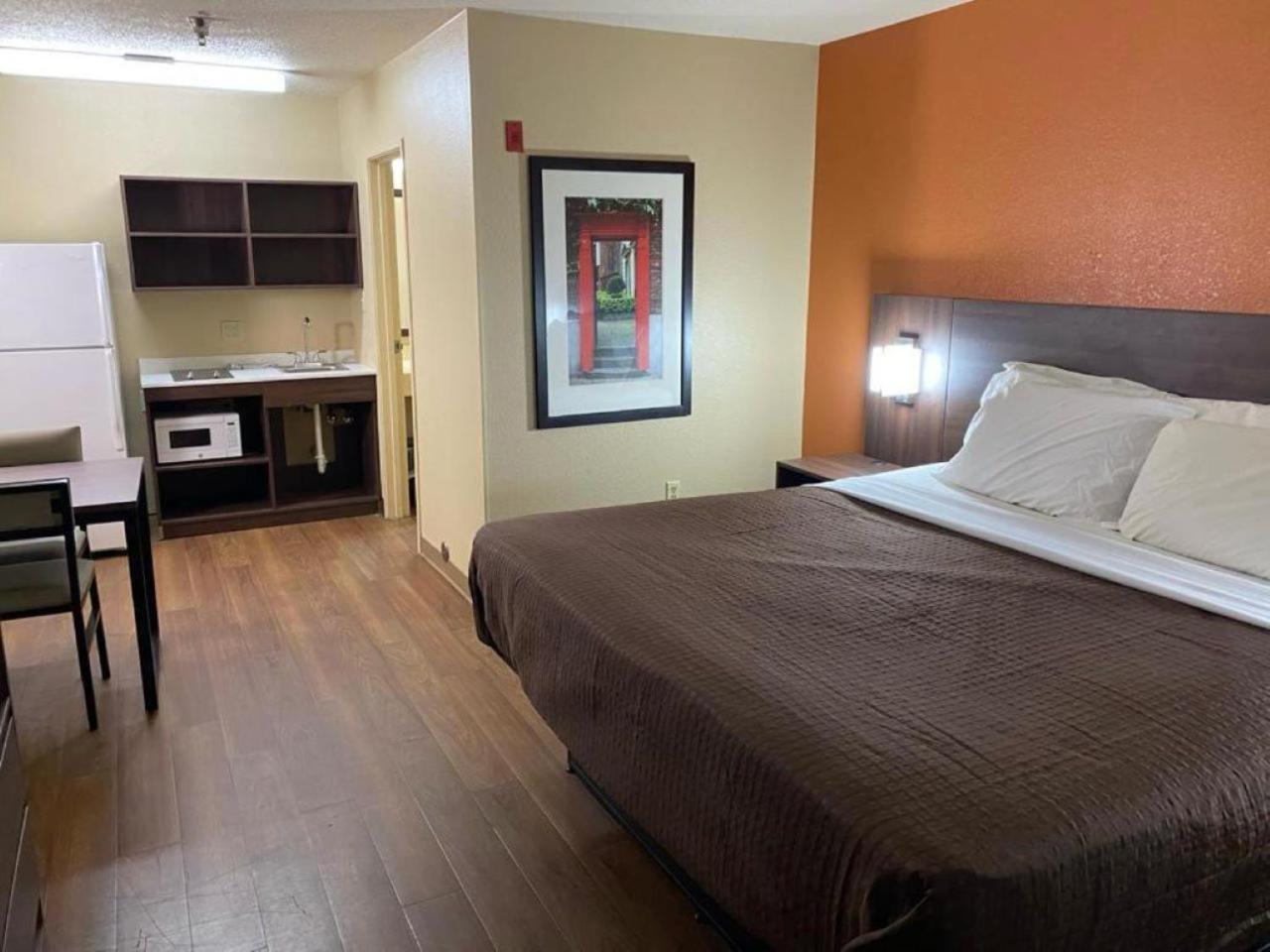 Efficiency Queen Suite – Disability Access – Non-Smoking photo 3