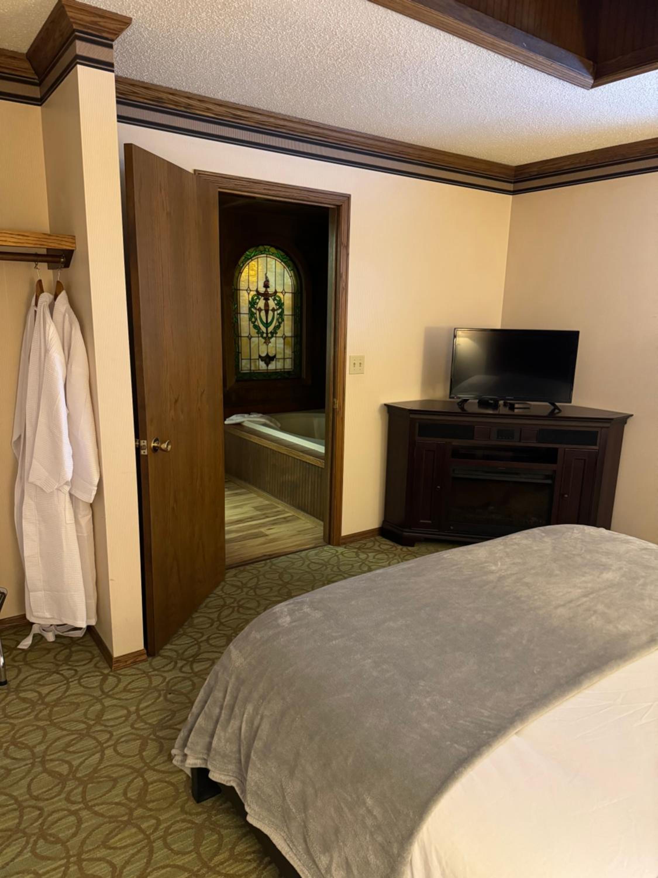 Deluxe King Suite - Photo 5
