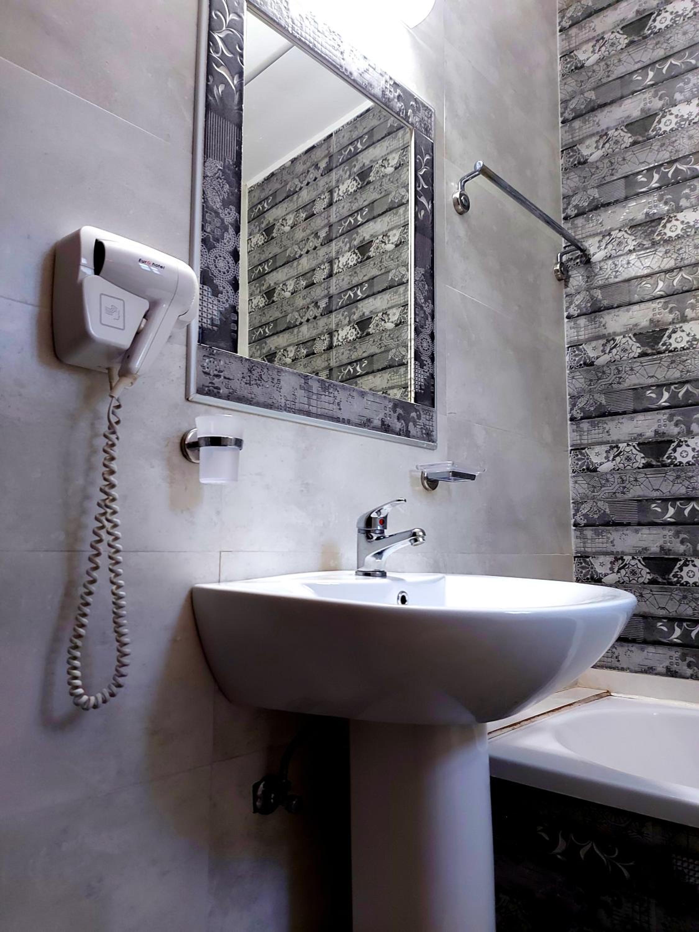 Deluxe Suite - Photo 13
