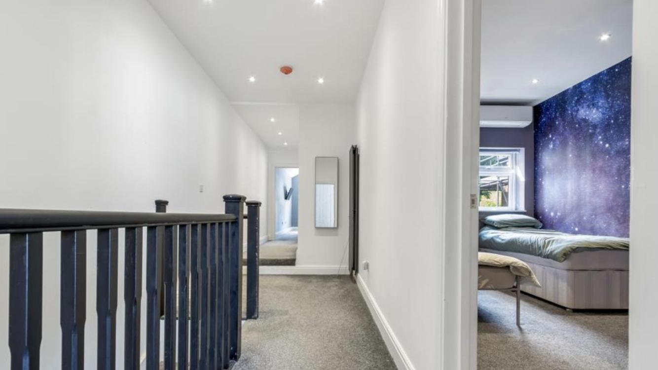 Three-Bedroom House photo 3