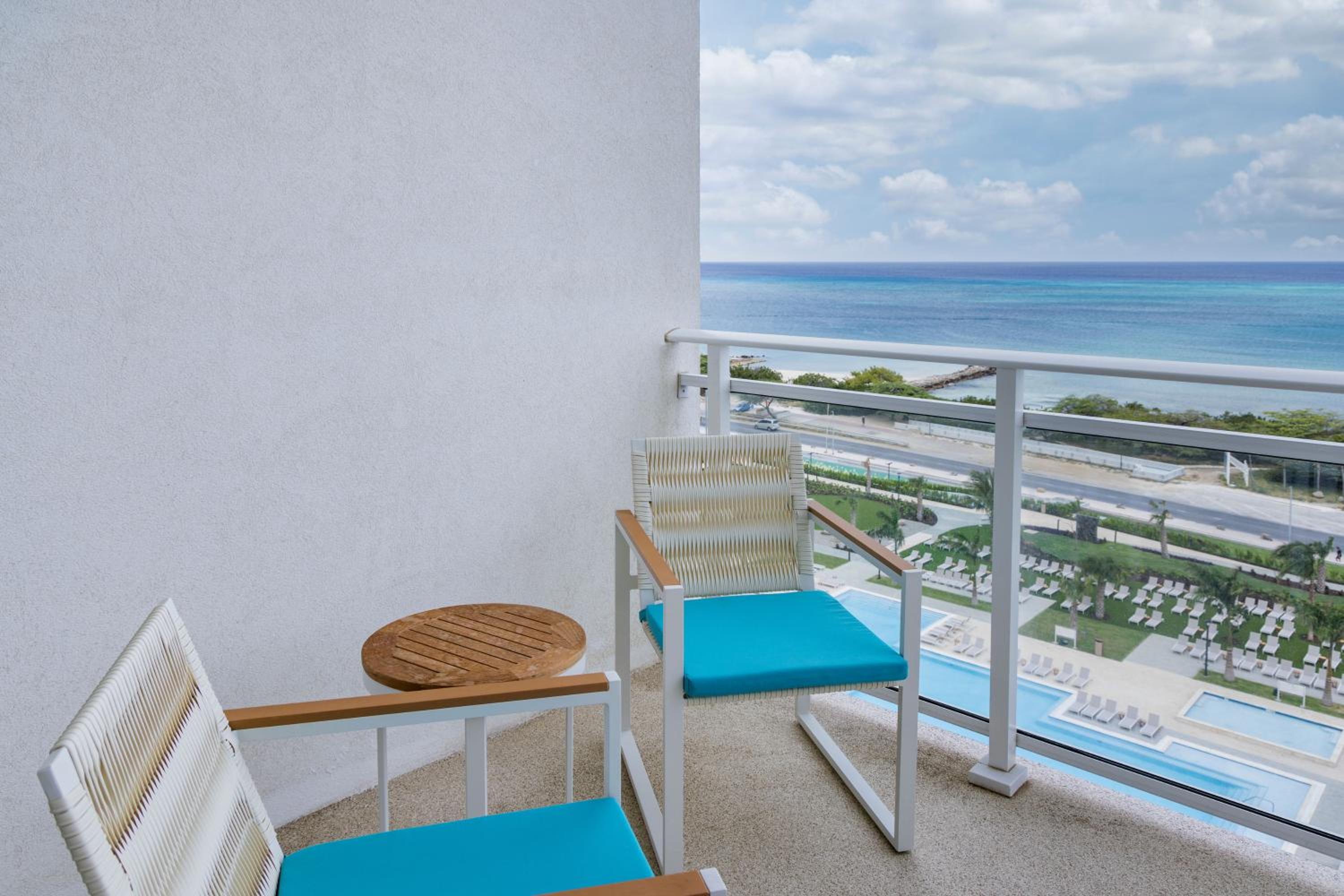 One-Bedroom King Suite with Partial Ocean View thumbnail 5