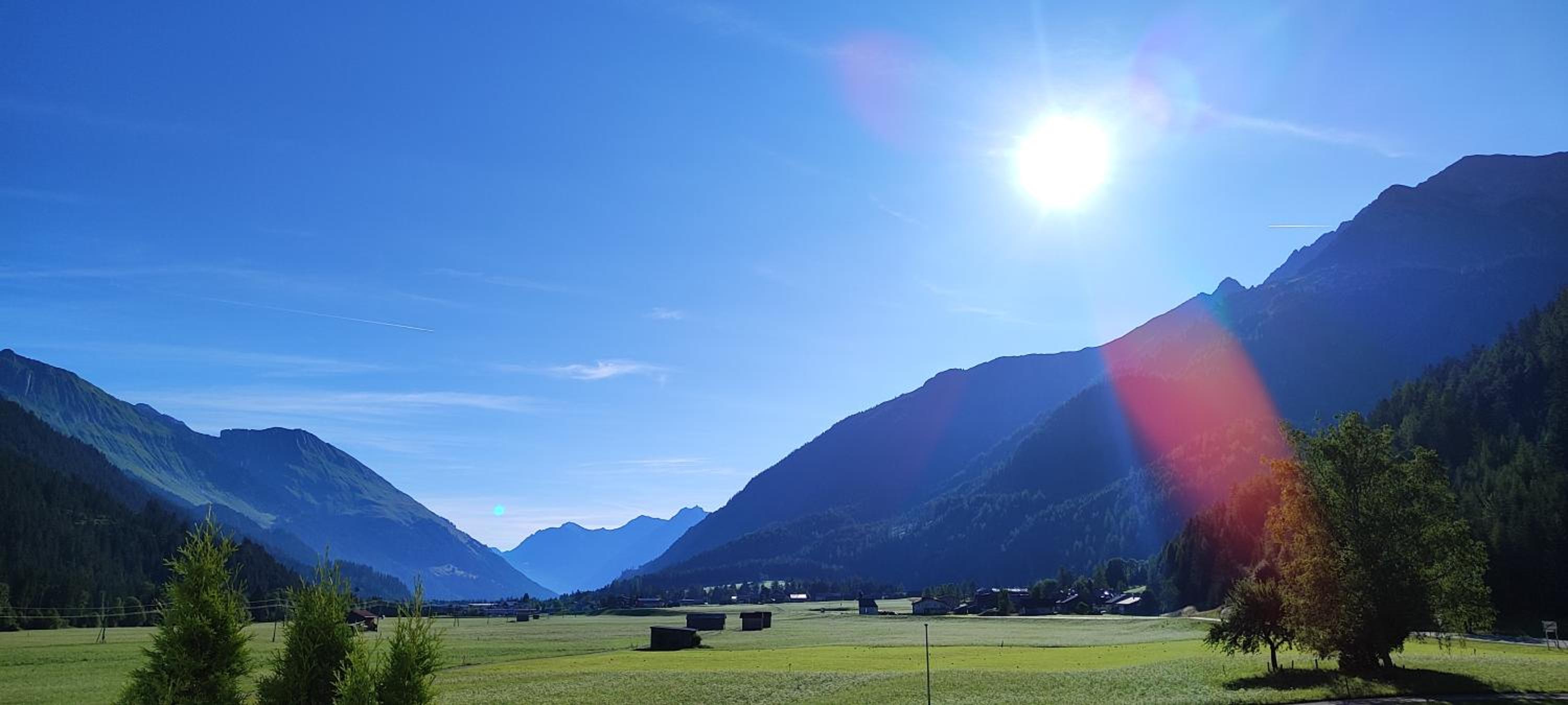 One-Bedroom Apartment with Balcony and Mountain View   photo 3