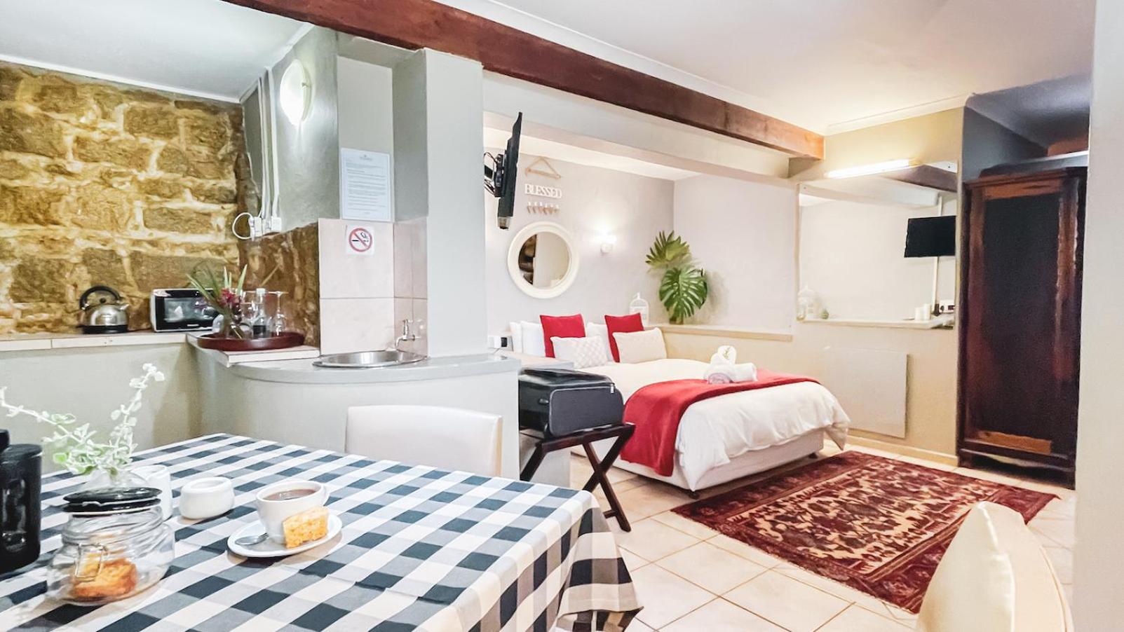 Queen Room with Garden View - Photo 1