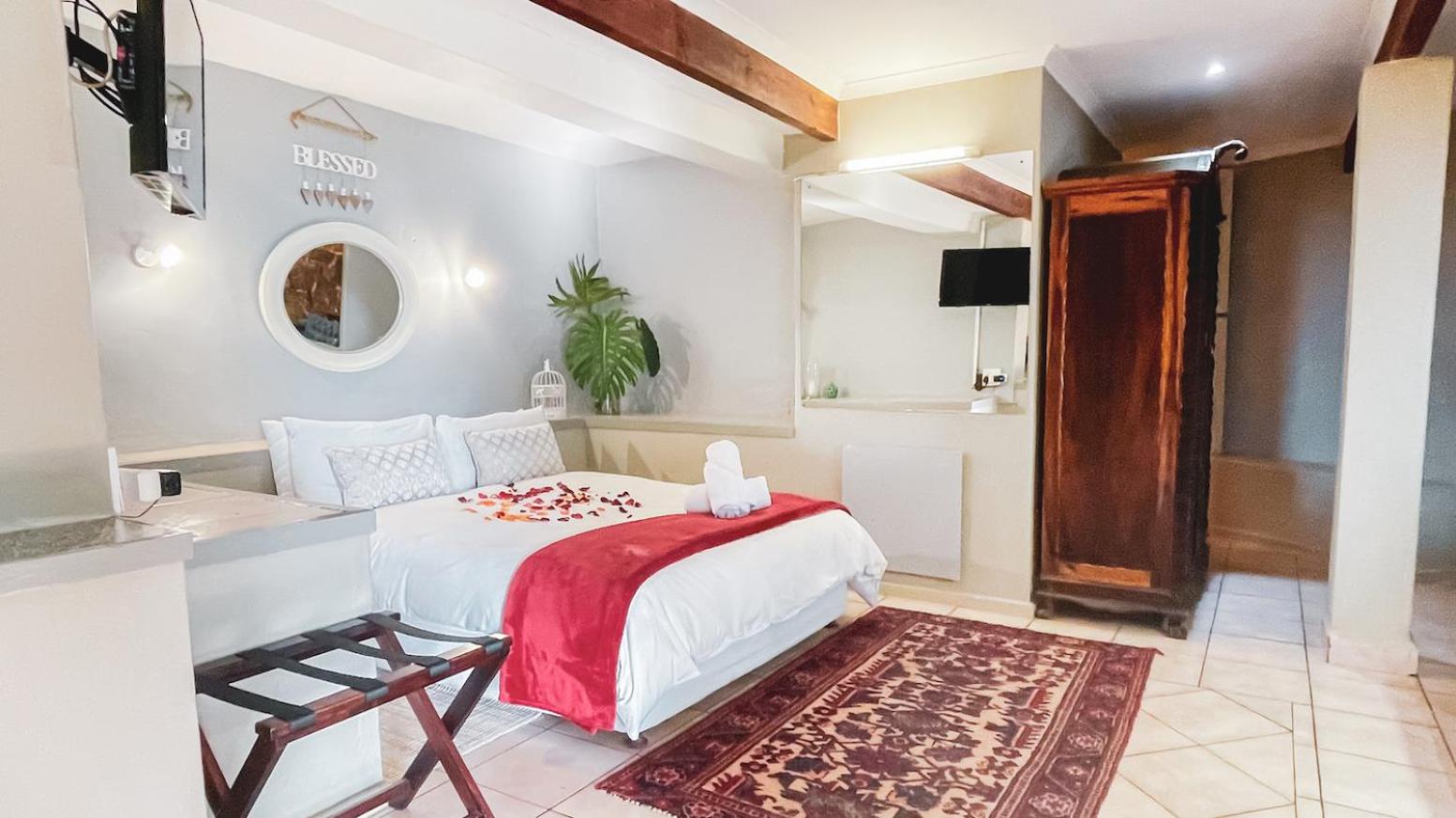 Queen Room with Garden View - Photo 17
