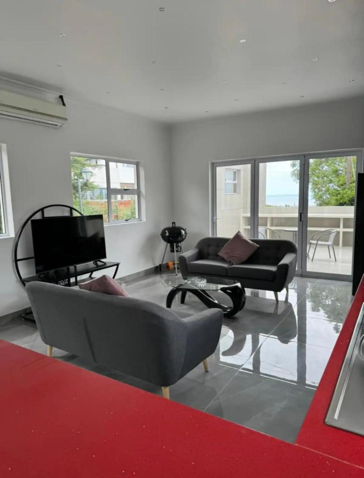 One-Bedroom House photo 1