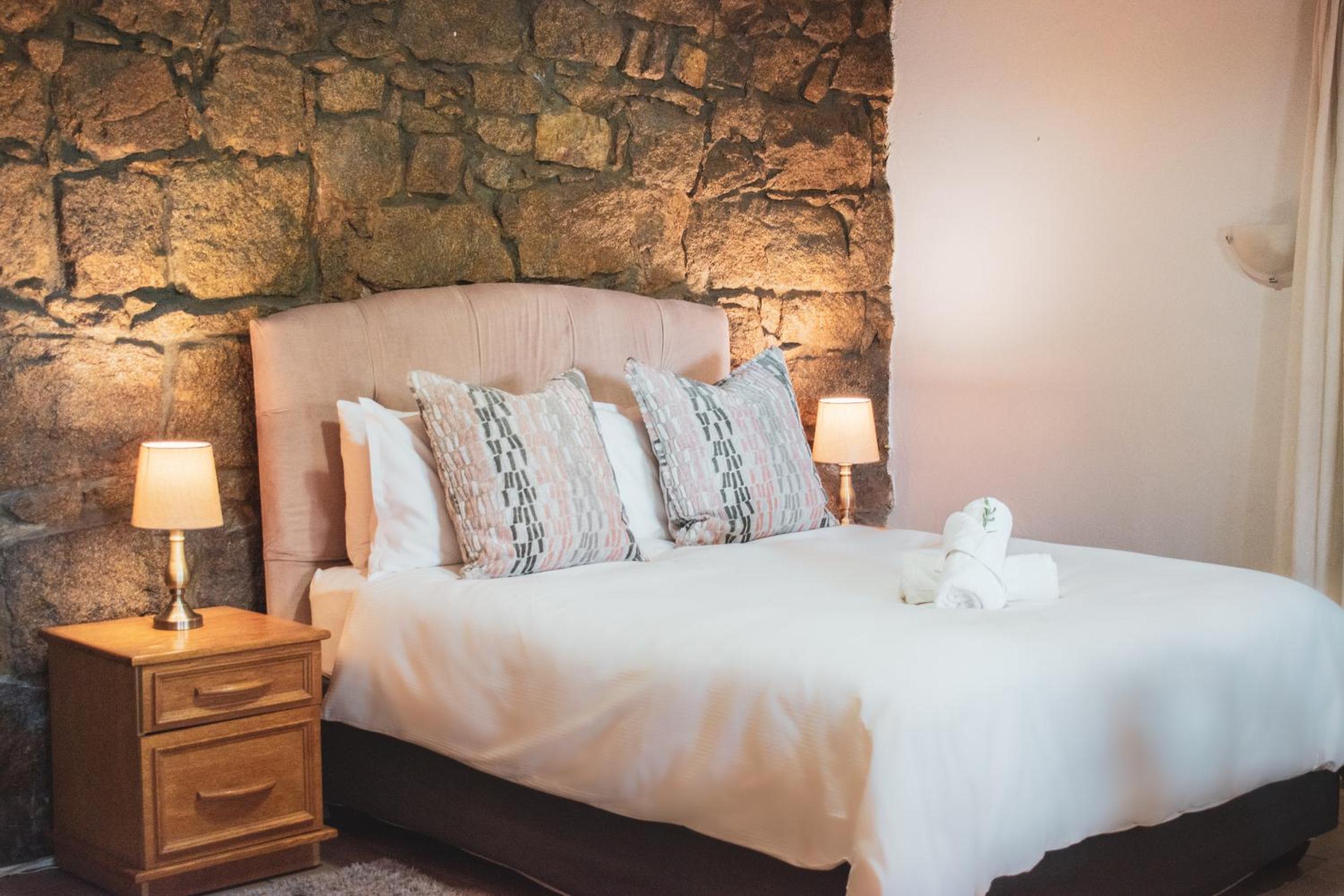 Queen Room with Garden View - Photo 13