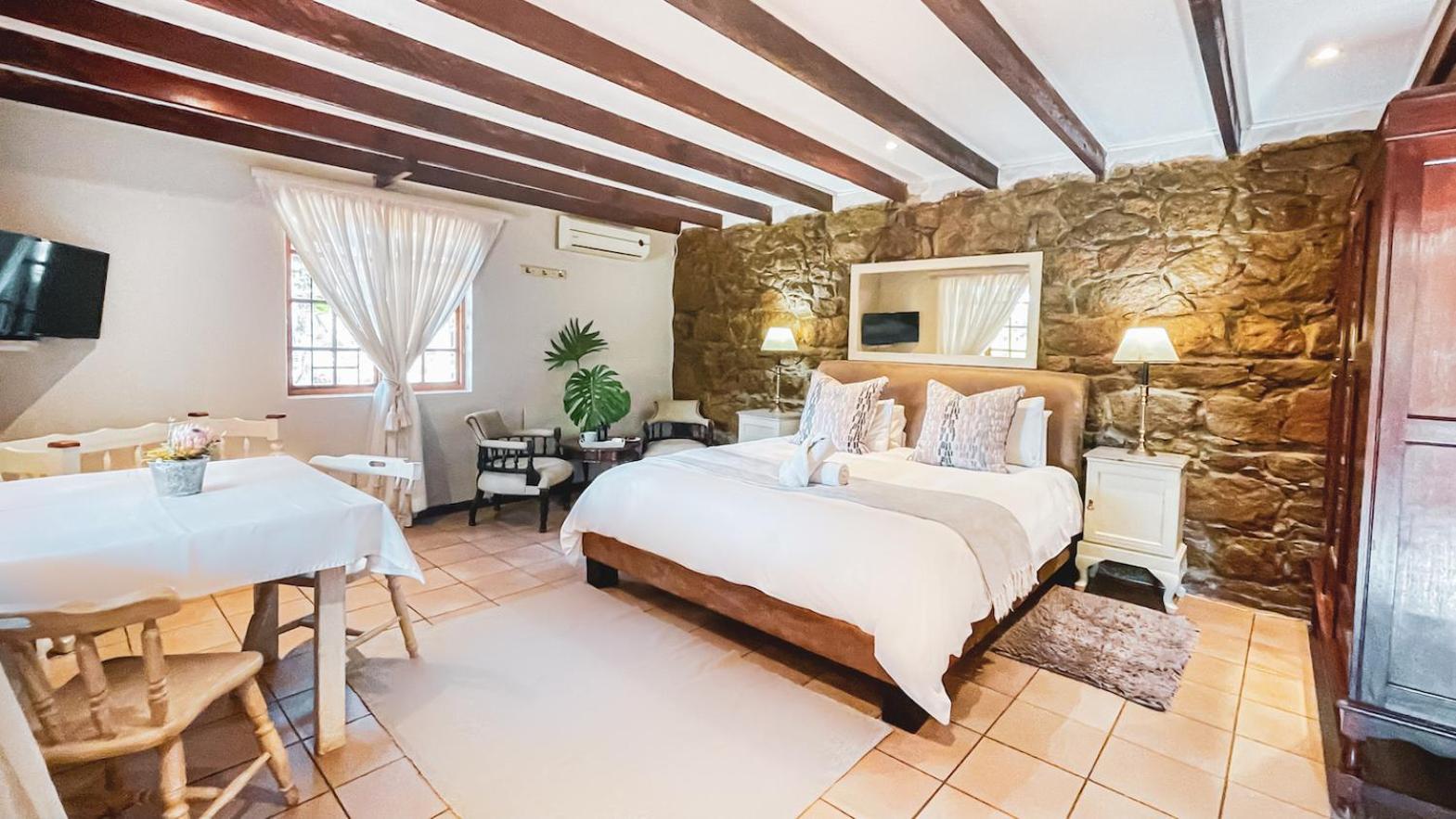 Queen Room with Garden View - Photo 7