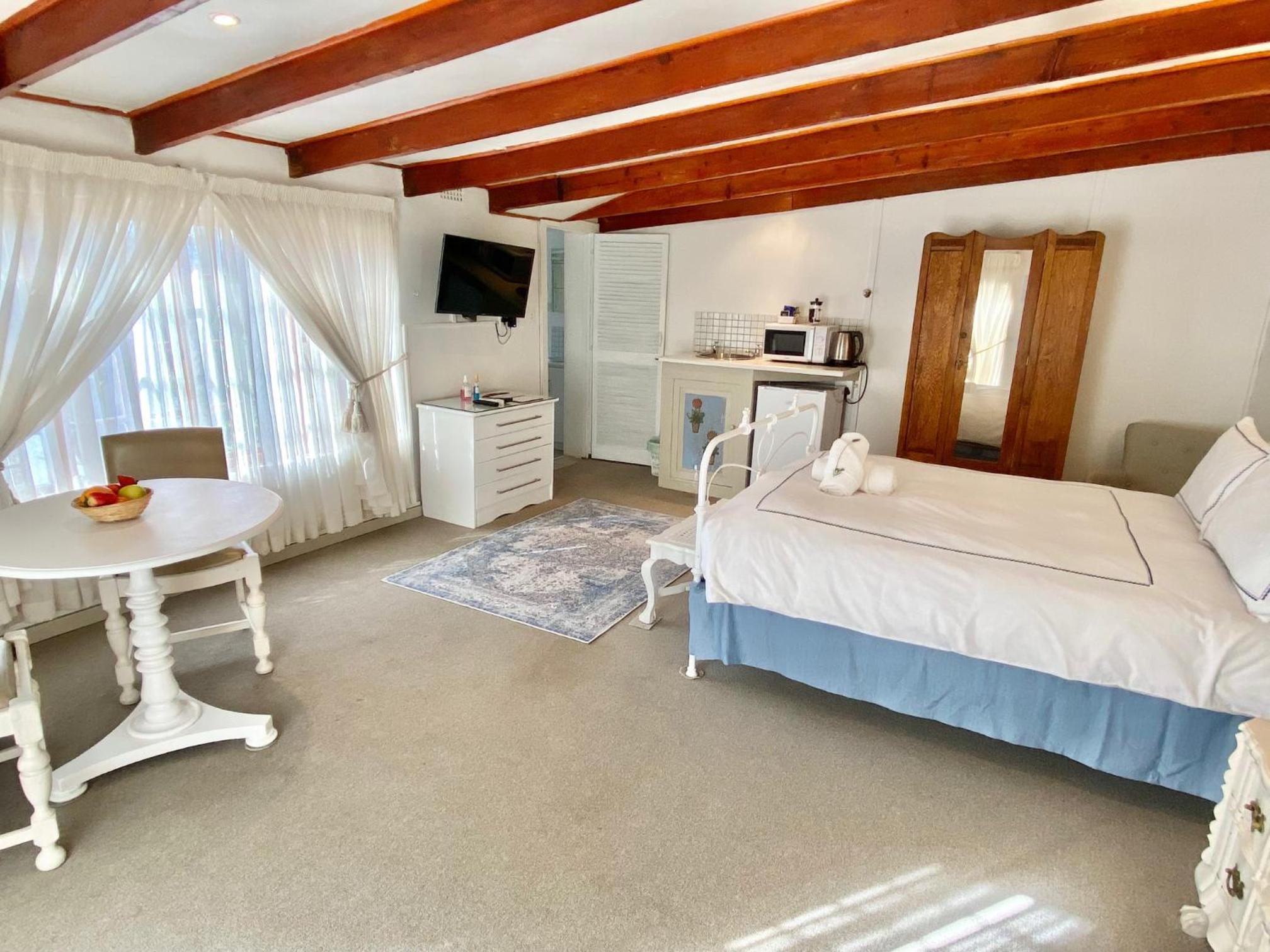 Queen Room with Garden View - Photo 3