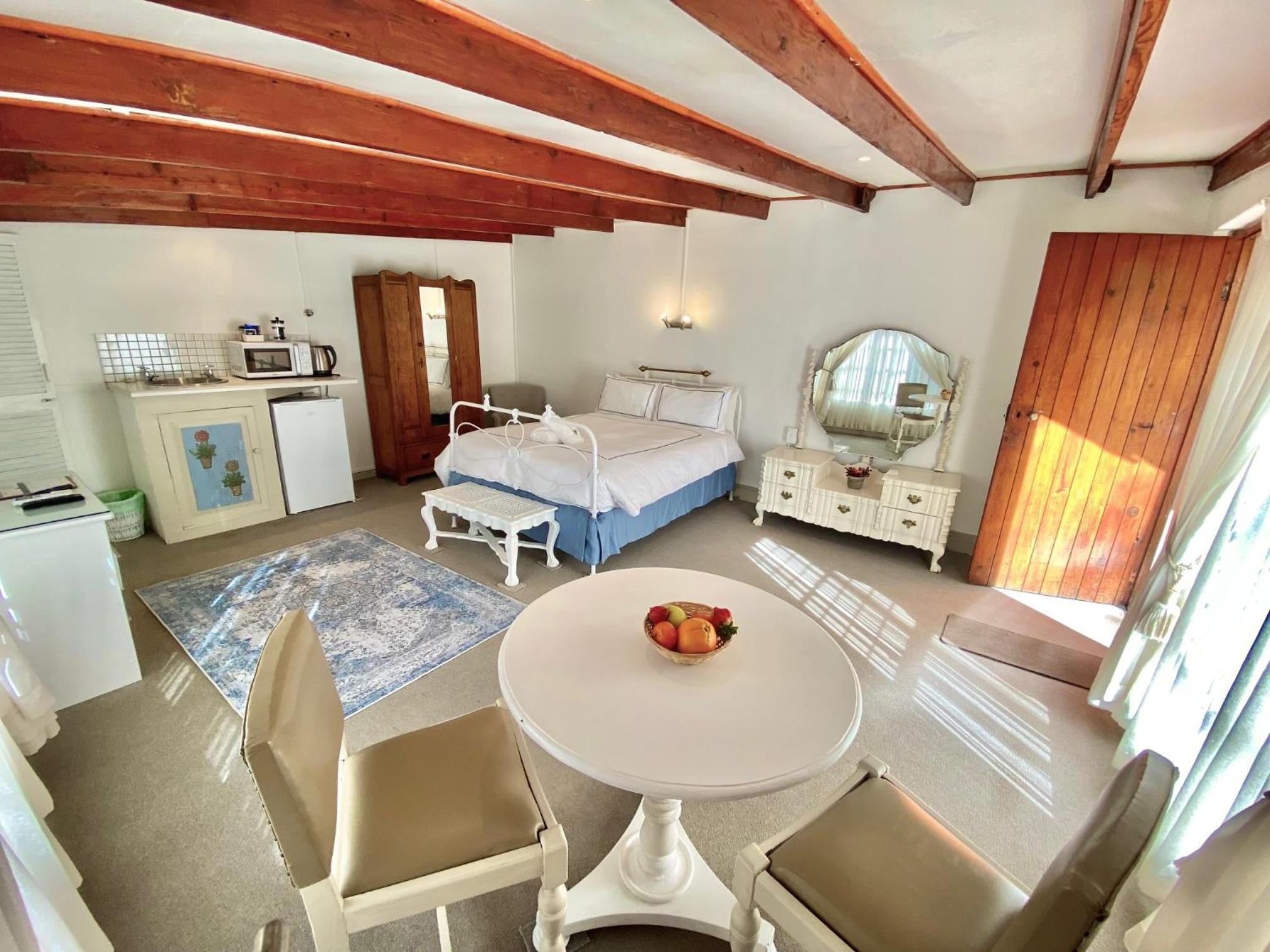 Queen Room with Garden View - Photo 4