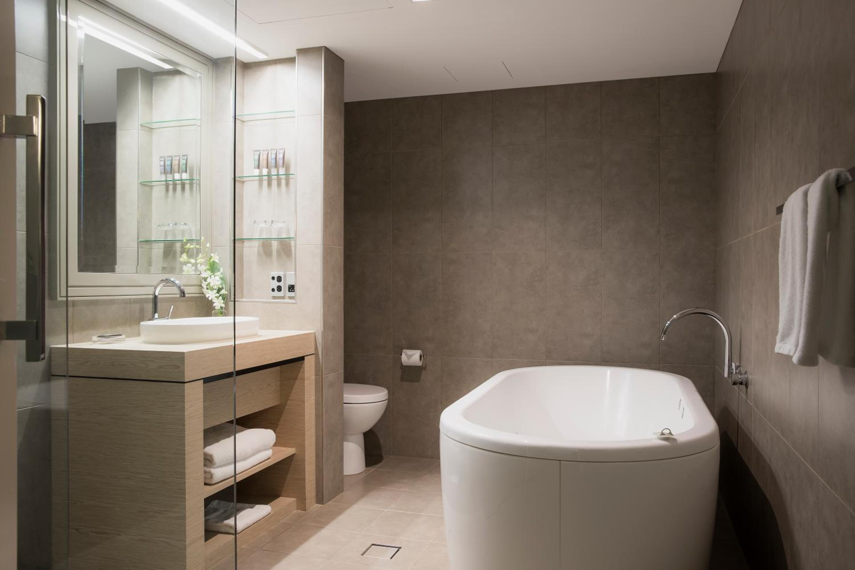 Deluxe Spa Room One King Bed